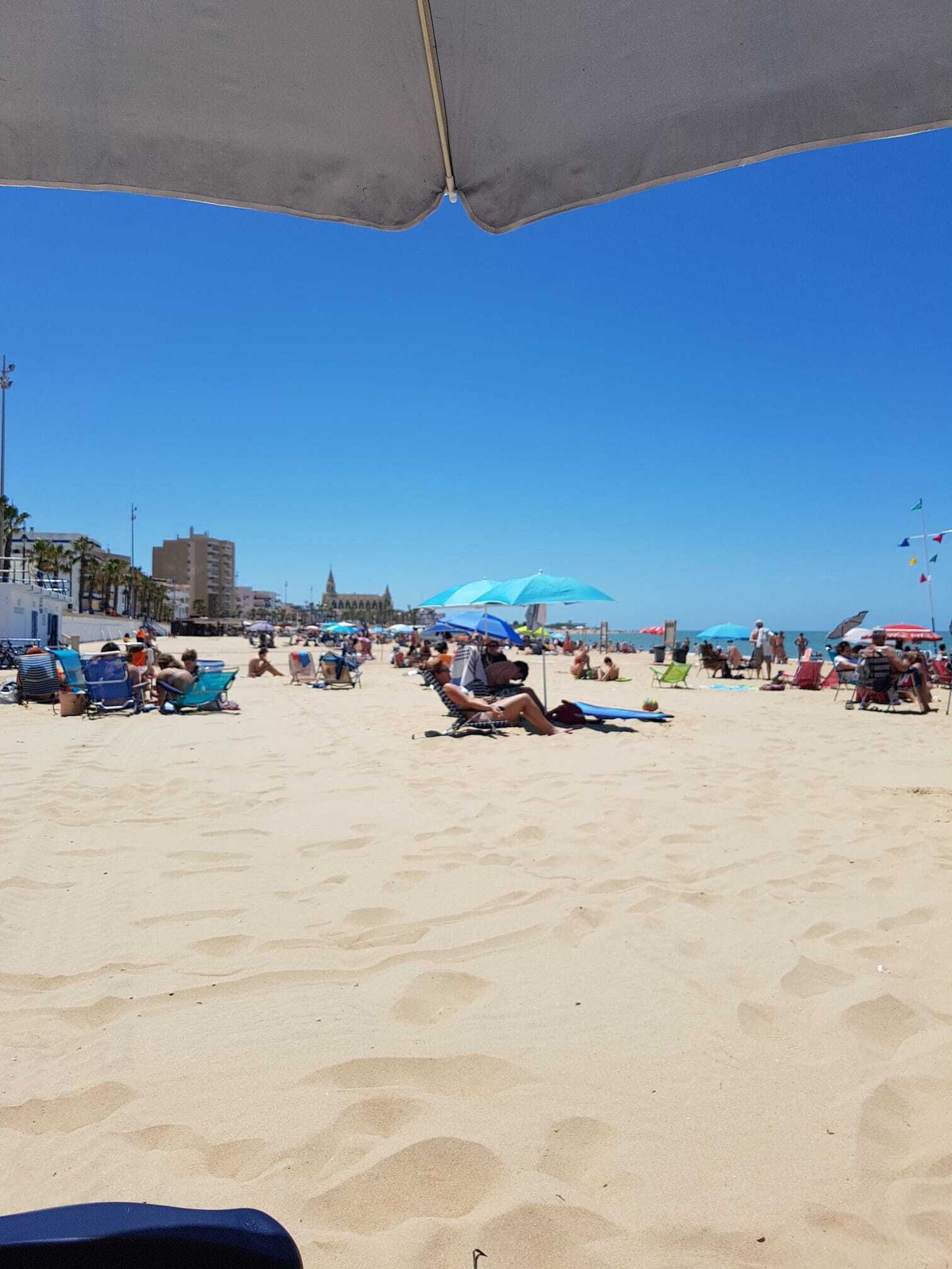 Distancias en la playa de Regla, en Chipiona.