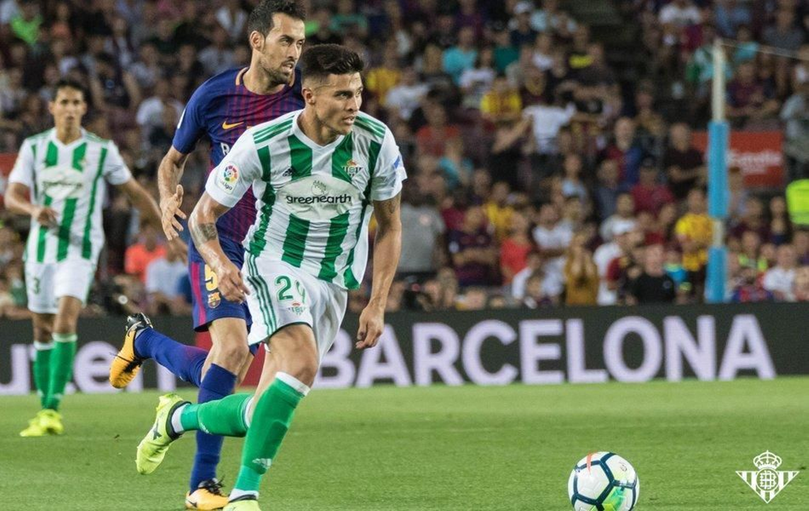 Narváez conduce el balón ante Busquets en un lance del último partido Barcelona-Betis.