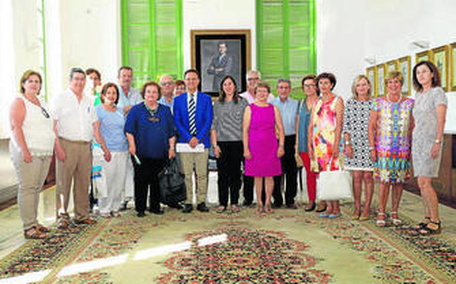 El alcalde y la edil de Educación, con los profesores que se acaban de jubilar.