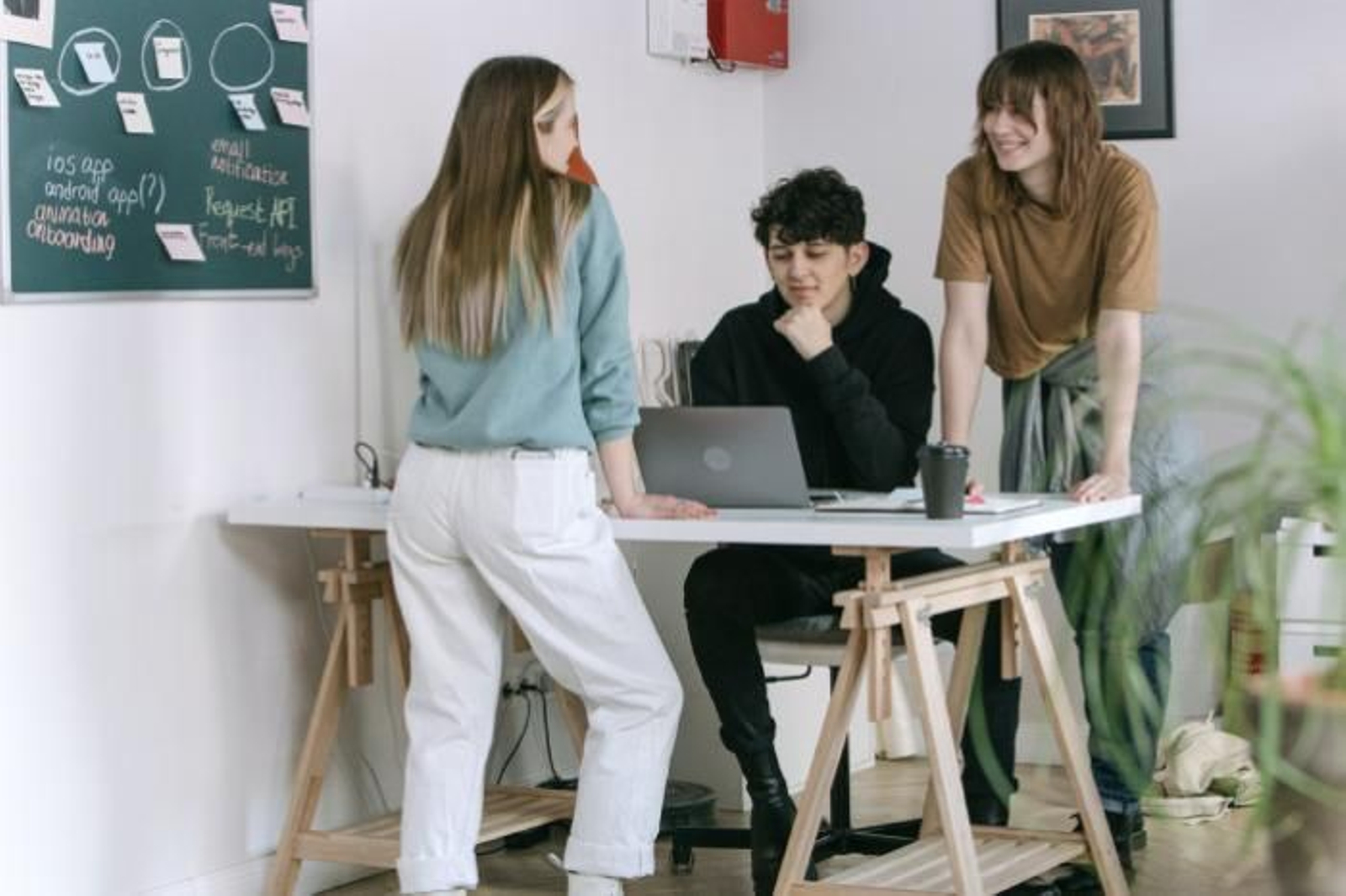 Jóvenes trabajan en el programa TándEm.