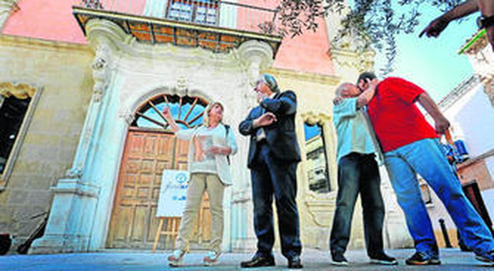 La alcaldesa y Francisco Camas ayer durante la presentación de la Fundación Fundarte en el Palacio Villapanés.