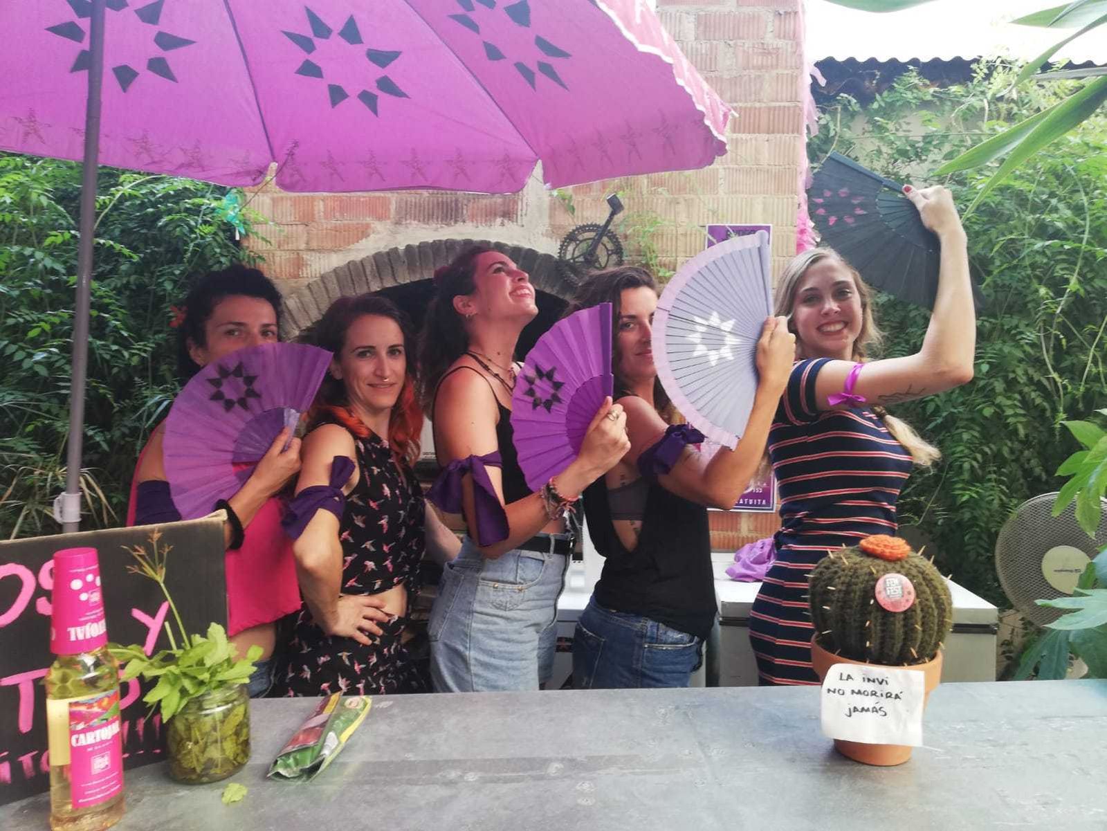 Brazaletes morados contra las agresiones machistas.