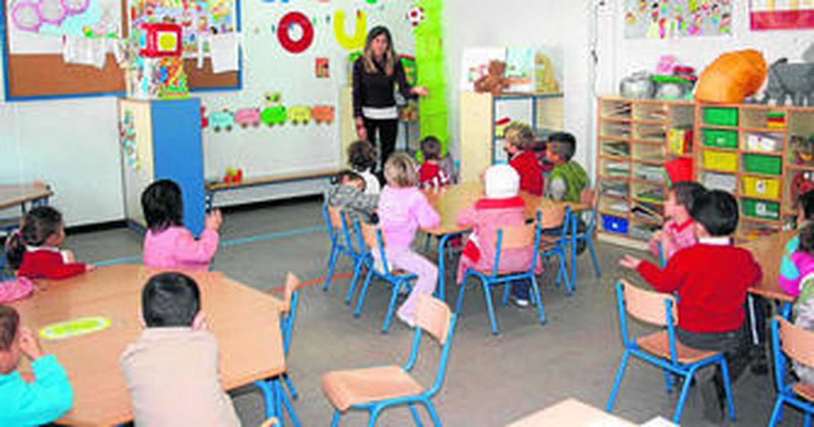 En el centro quedan dos aulas prefabricadas similares a las de la imagen.