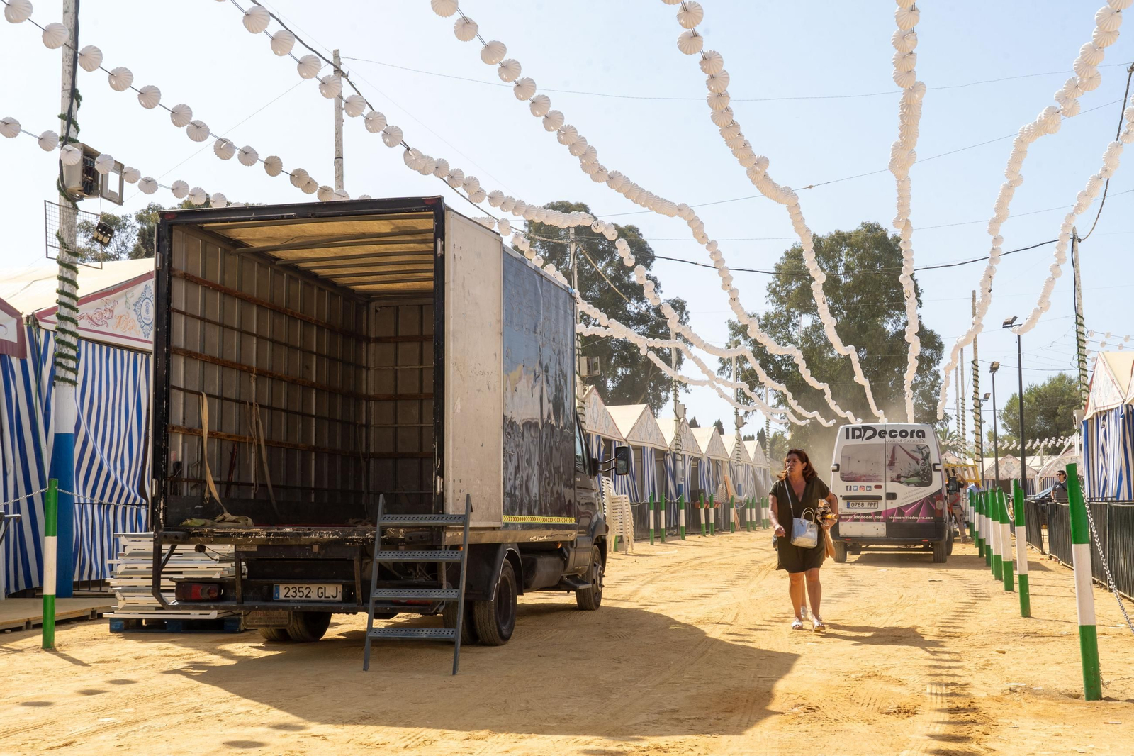 Imágenes de la recogida de las casetas de  Feria de Otoño y del Caballo