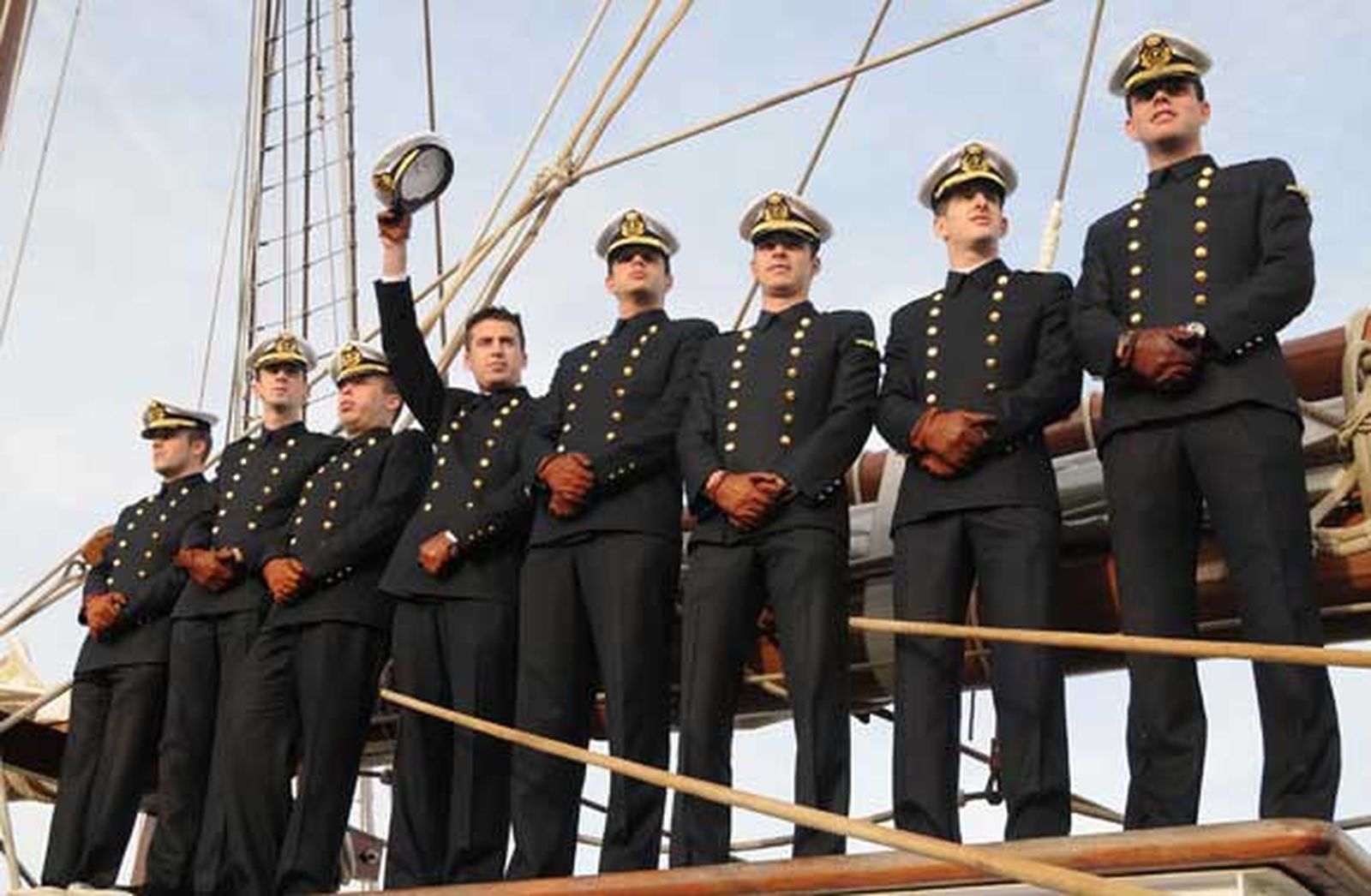 San Fernando despide en el Arsenal de La Carraca al buque escuela de la Armada, que partió de forma excepcional en uno de los primeros grandes actos conmemorativos del 2010

Foto: Javier Gonzalez