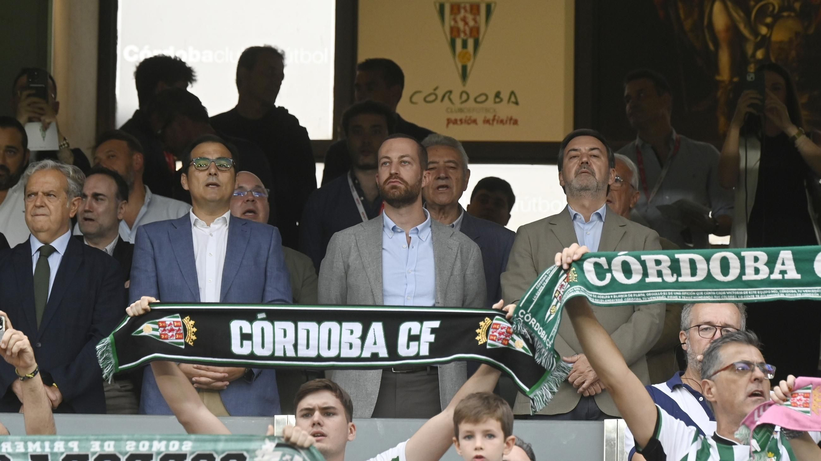 Faisal bin Jamil, uno de los consejeros del Córdoba CF, en el palco de El Arcángel junto a Antonio Fernández Monterrubio. Faisal bin Jamil, uno de los consejeros del Córdoba CF, en el palco de El Arcángel junto a Antonio Fernández Monterrubio.