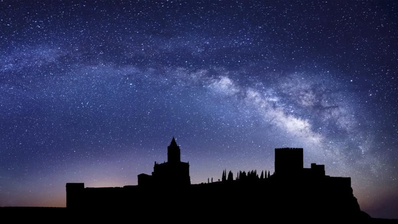 La silueta de la Fortaleza de la Mota de Alcalá la Real recortada por miles de estrellas en esta zona catalogada como Reserva Starlight.