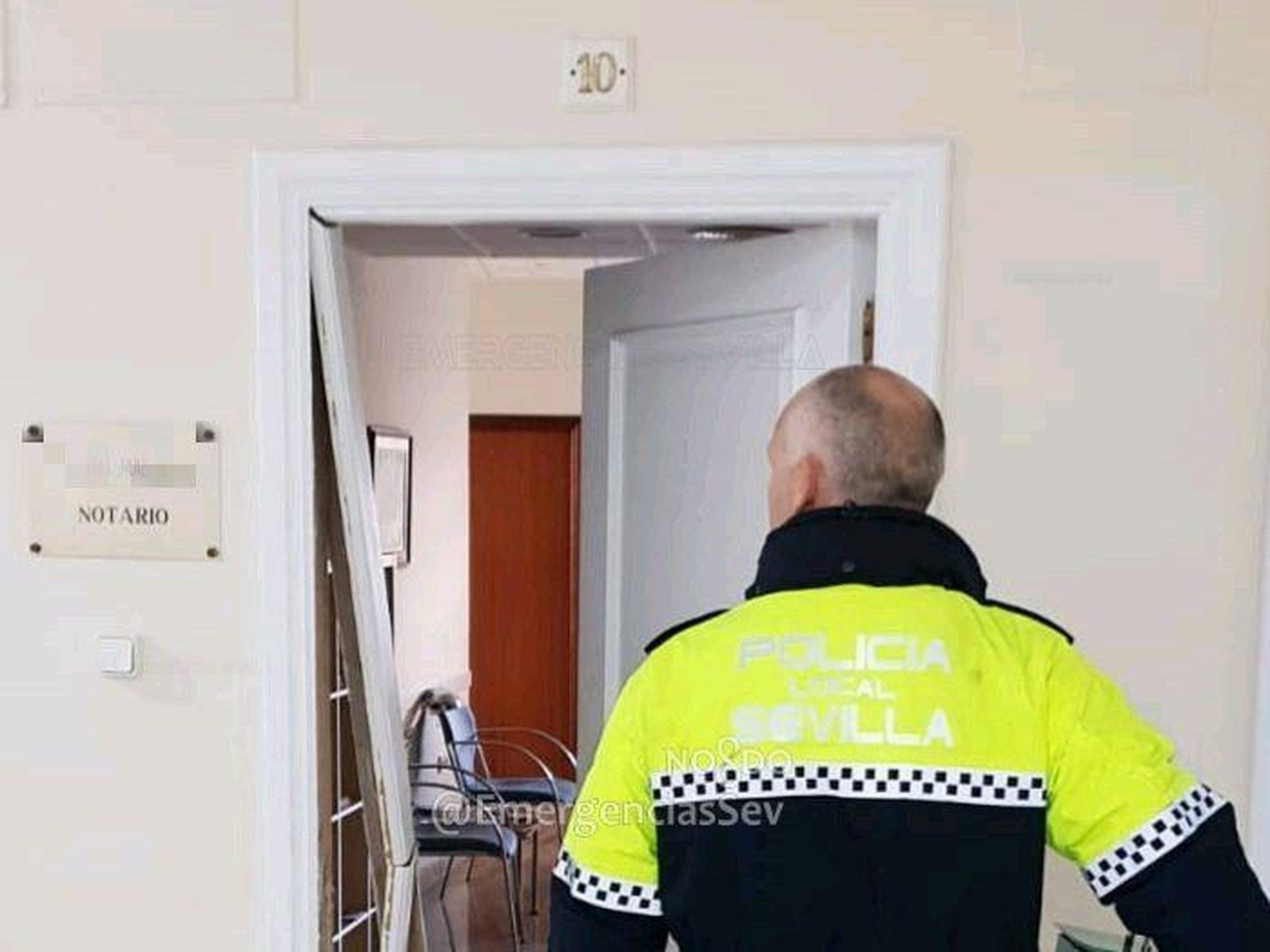 Un agente de la policía local en el lugar del robo.