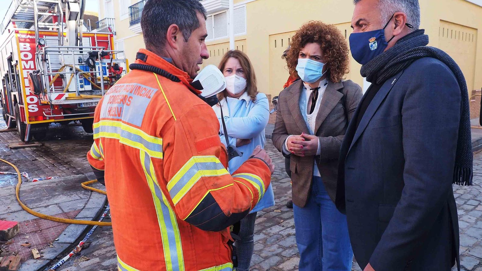 La presidenta de la Diputación de Huelva y el alcalde de Isla Cristina en la zona del incendio