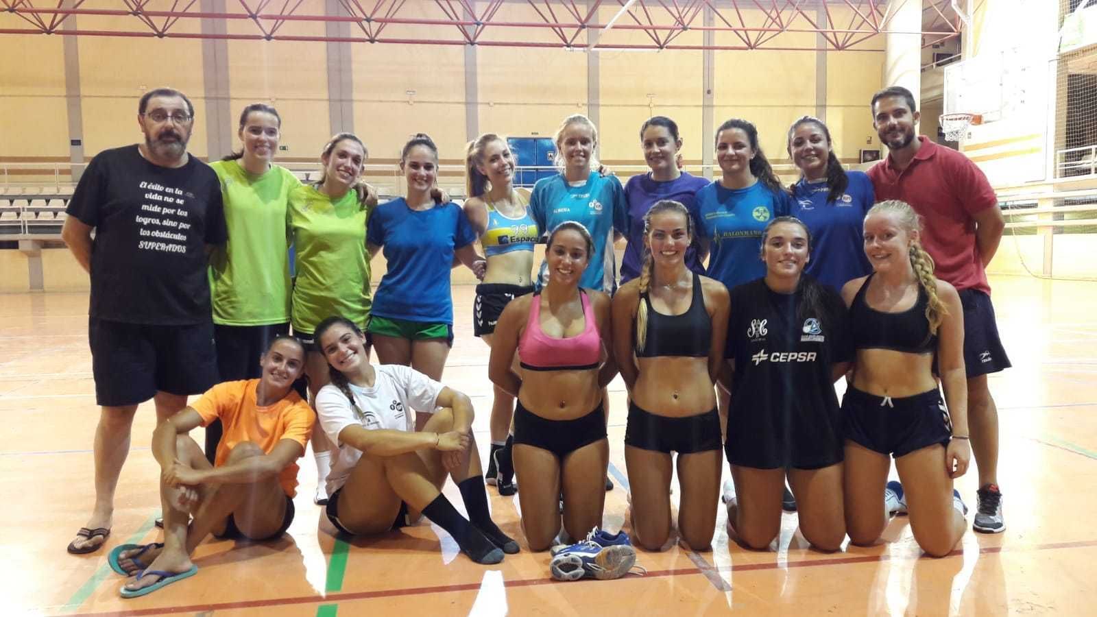 Foto de grupo antes de comenzar los entrenamientos.