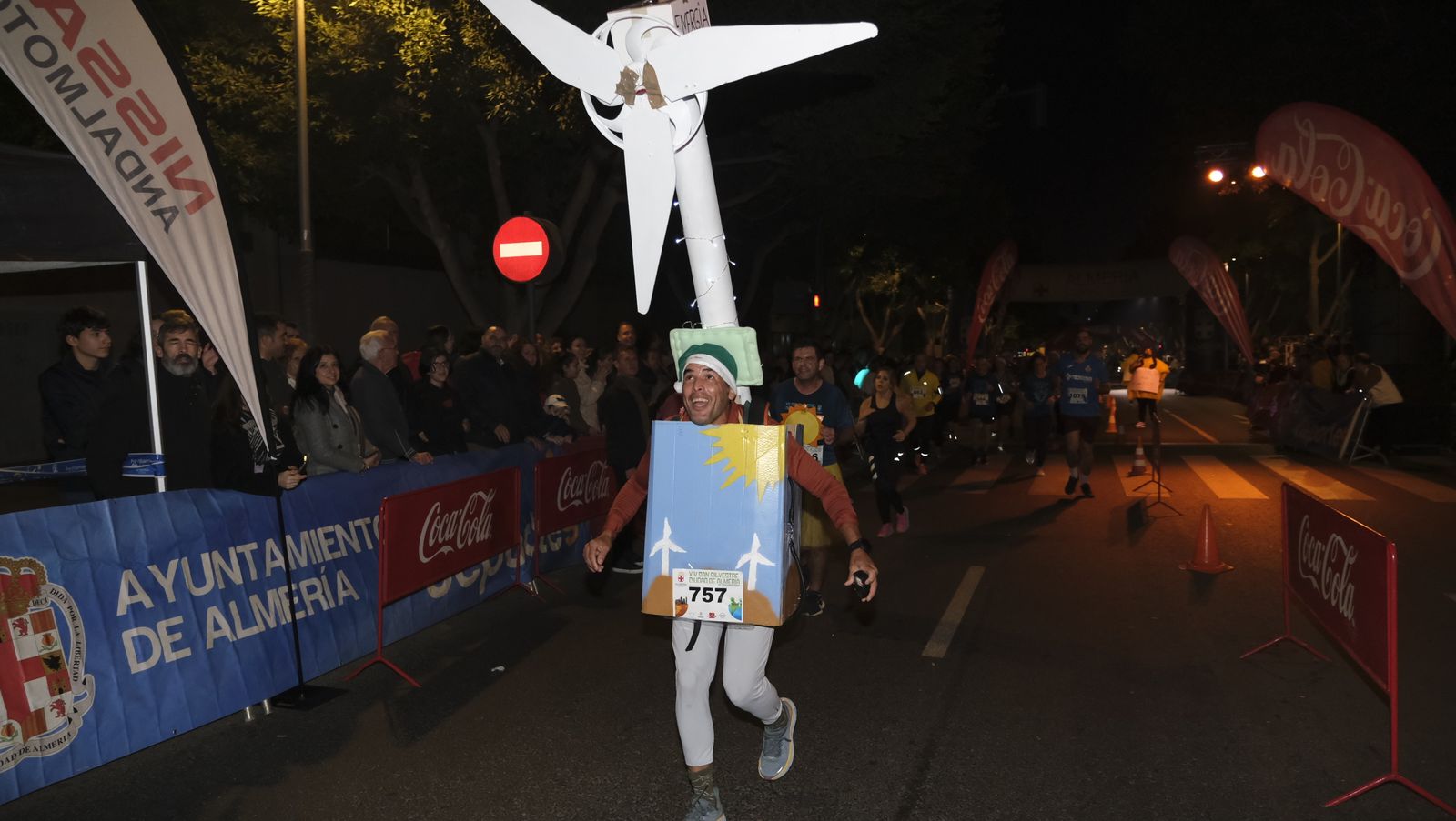 Imágenes de la XIV edición de la San Silvestre de Almería