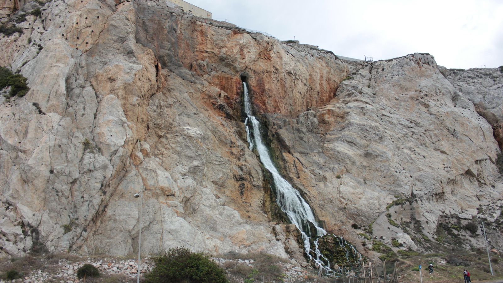 Salmuera vertida por la desaladora de Gibraltar.