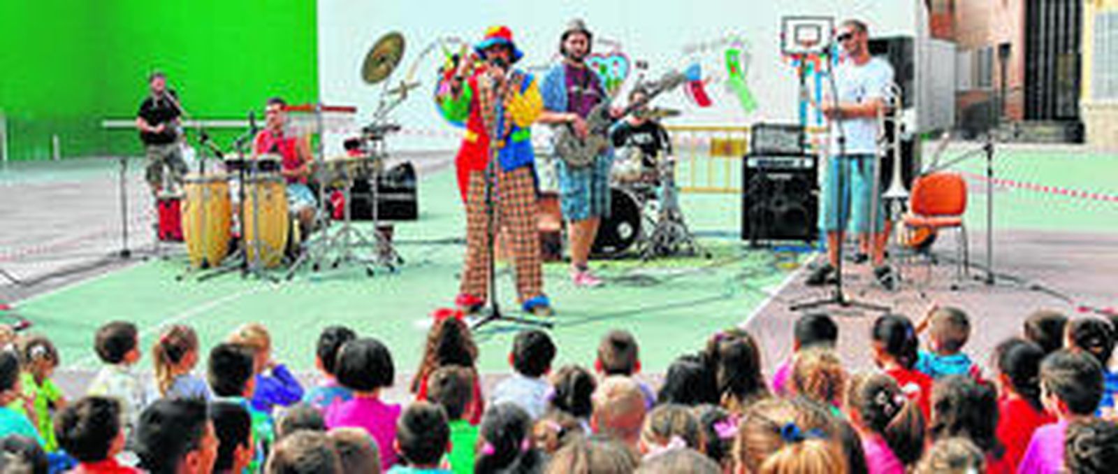 Los alumnos del CEIP Soledad Alonso Drysdale disfrutaron del espectáculo infantil titulado El rock se cuela en la Escuela a cargo  del grupo En Espera.