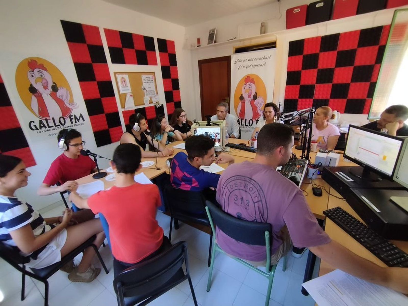 Alumnos del IES Cuenca Minera durante la grabación del programa especial de su aniversario.