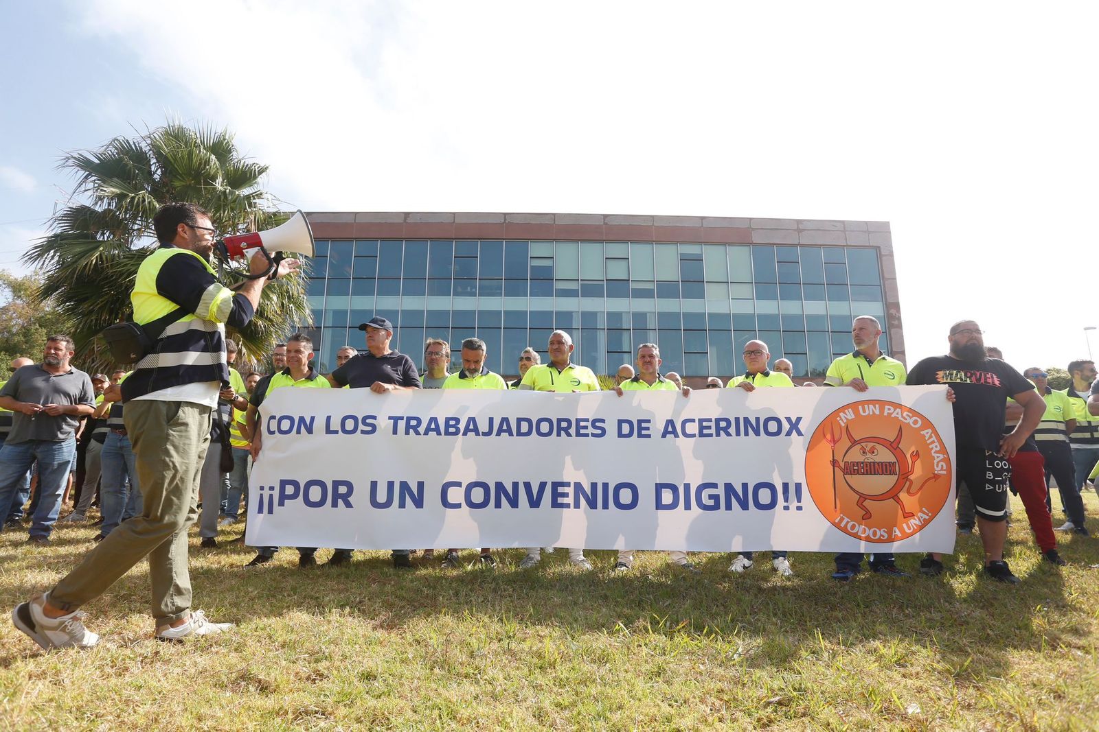 El portavoz del comité de huelga, José Antonio Gómez, se dirige a los trabajadores, este jueves.