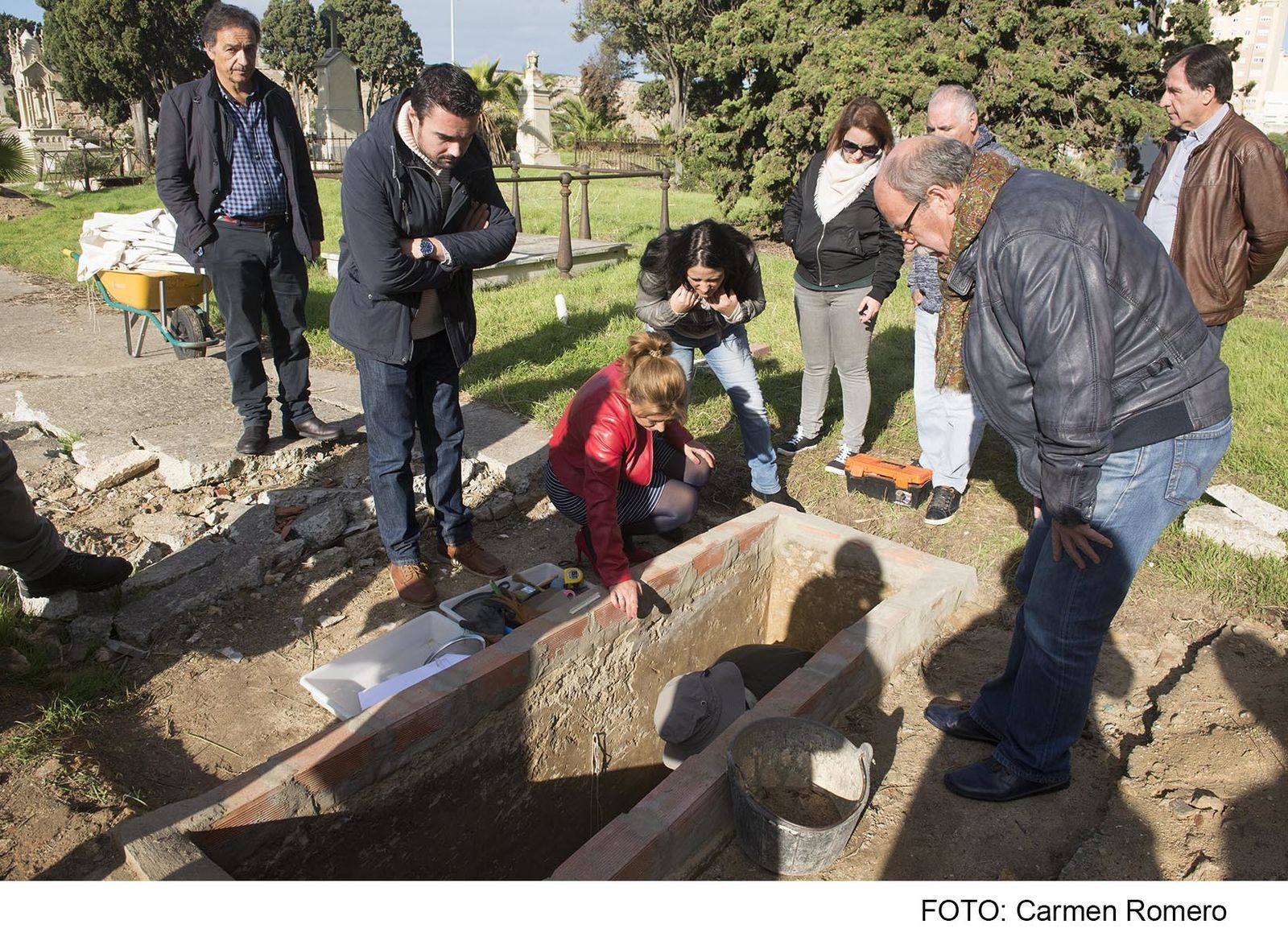 Visita institucional de Diputación a los trabajos de exhumación de SOS Bebés Robados Cádiz en el cementerio de San José a principios de noviembre.