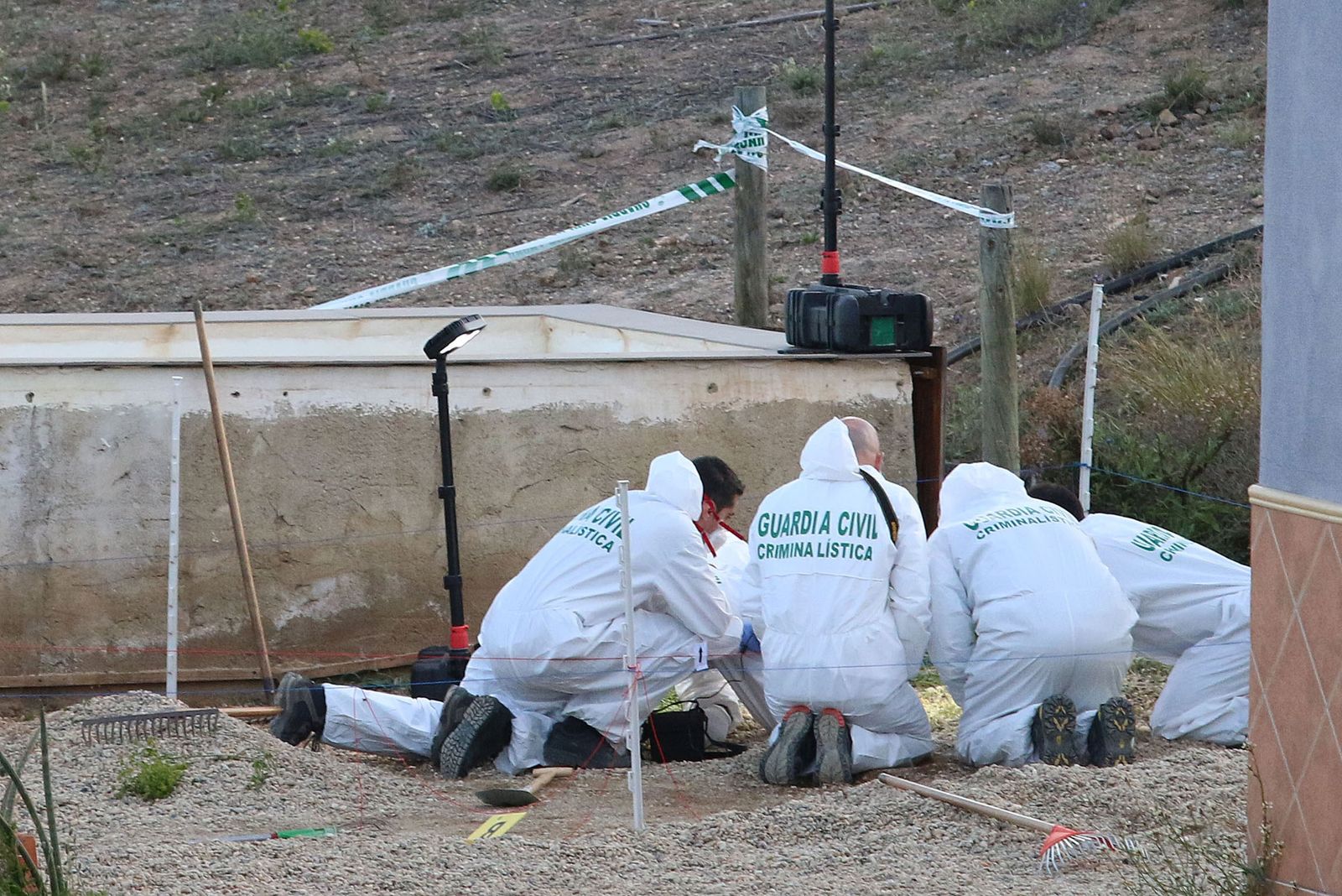 Los especialistas de Criminalística de la Guardia Civil inspeccionan el lugar donde Ana Julia Quezada enterró el cadáver de Gabriel Cruz.