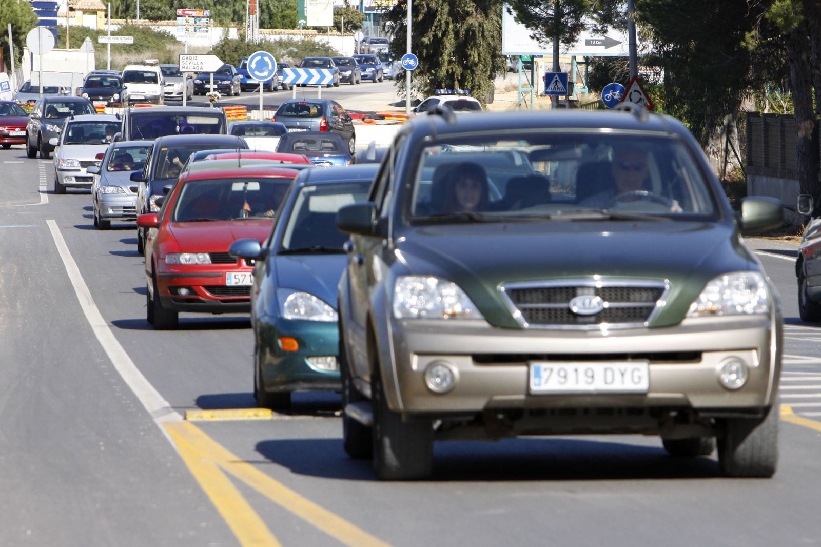 Fila de coches en la carretera del Molino Viejo.