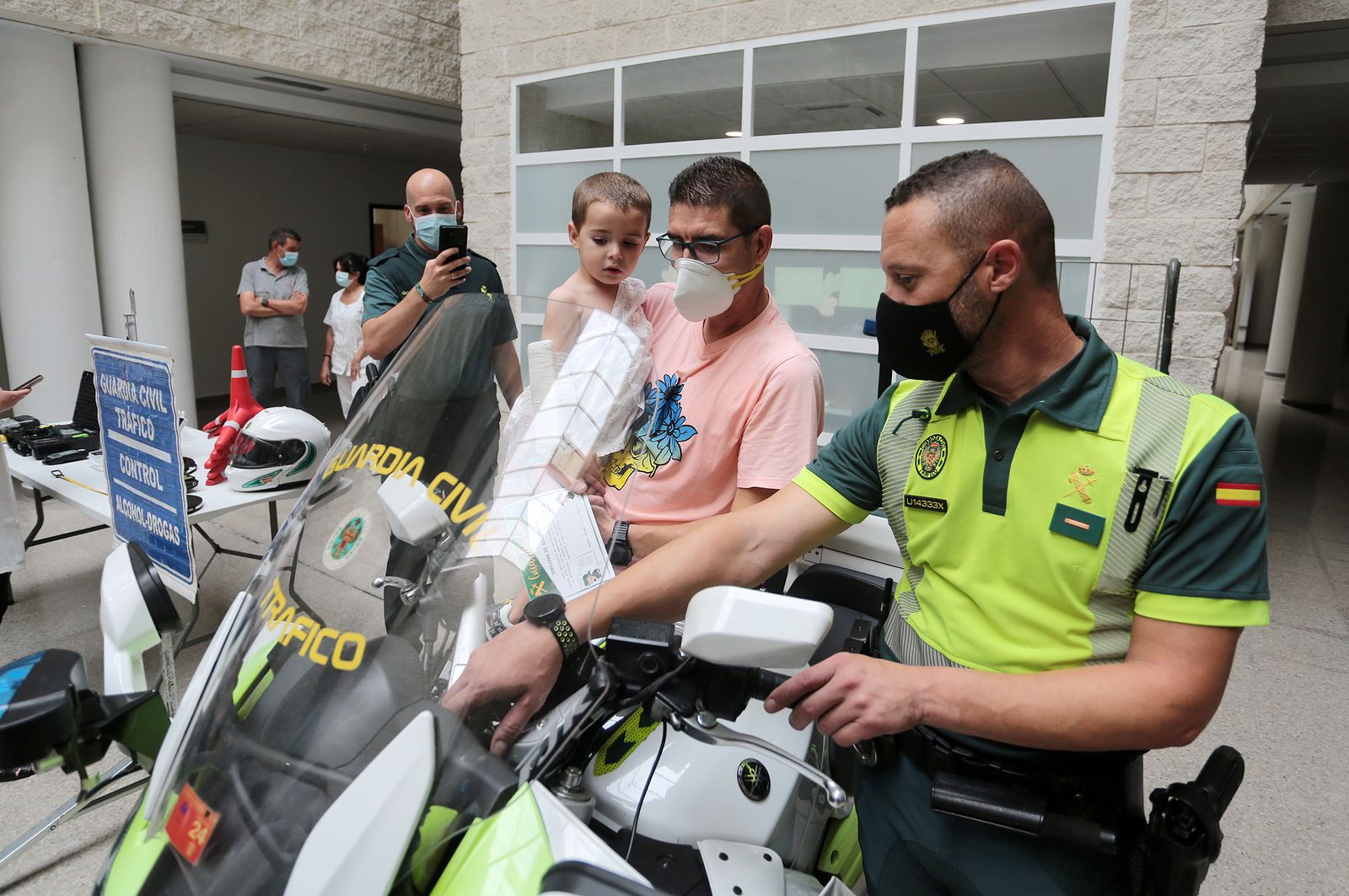 Imágenes de la exhibición de la Guardia Civil en el Hospital Juan Ramón Jiménez con motivo del 35 aniversario de la incorporación de la mujer