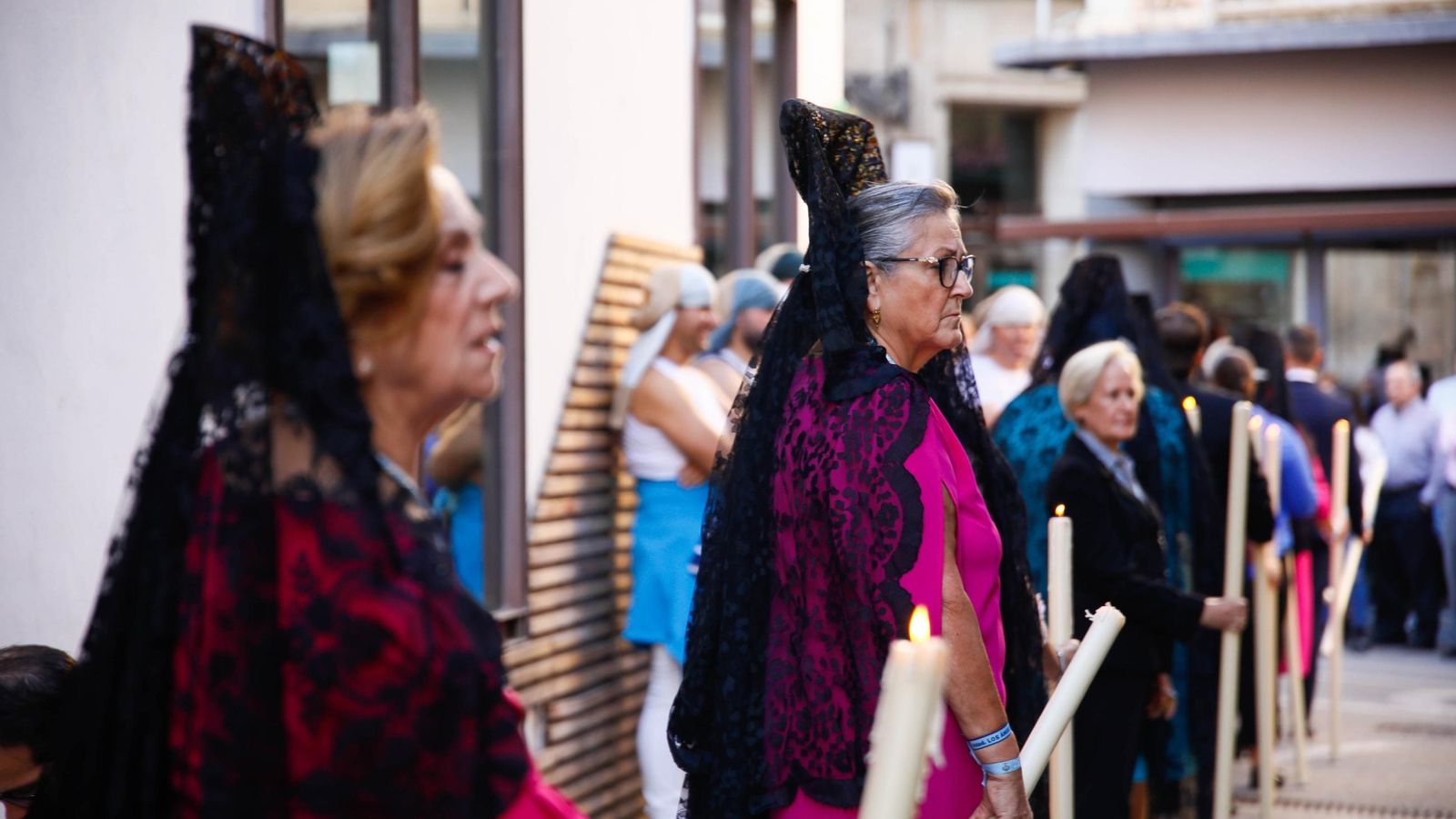 Vea la salida de la Hermandad de Los Ángeles de la Catedral de Almería