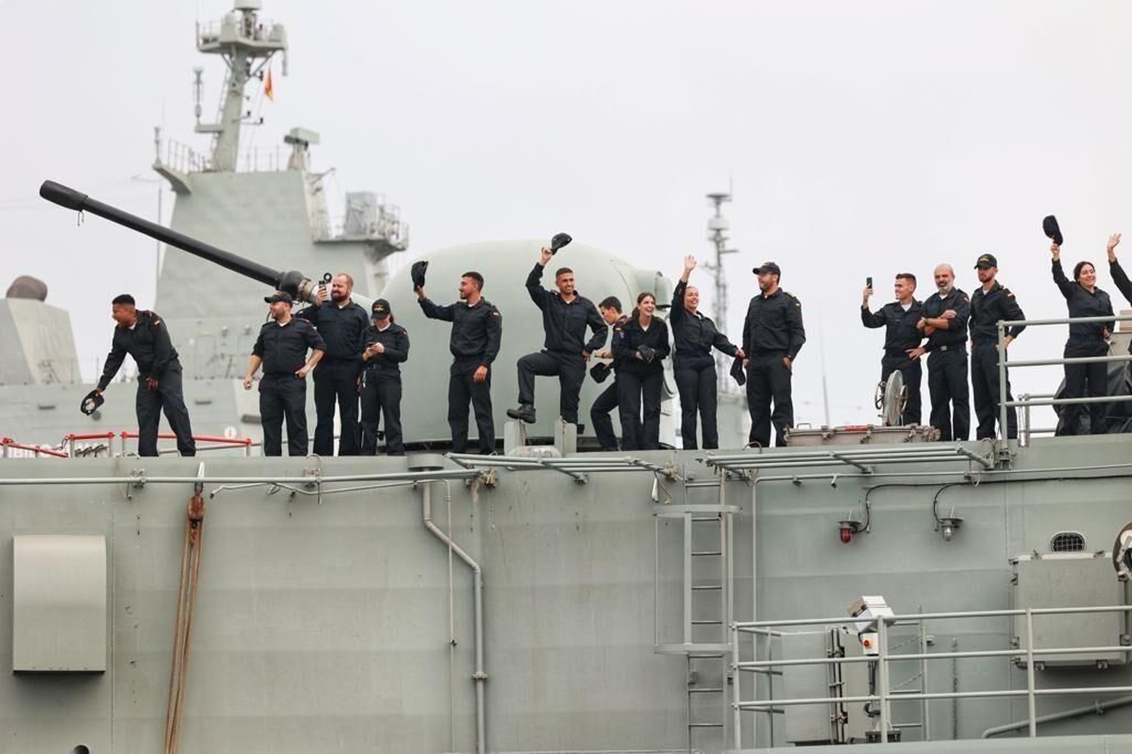 La dotación de la fragata de 'Santa María' despidiéndose de Rota en noviembre.