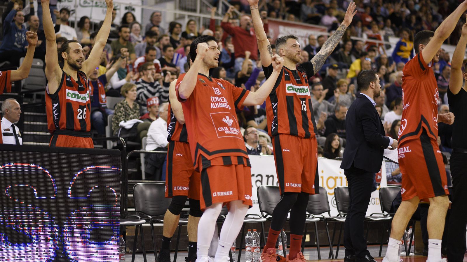 La alegría del banquillo ante el espectáculo que se veía en la pista