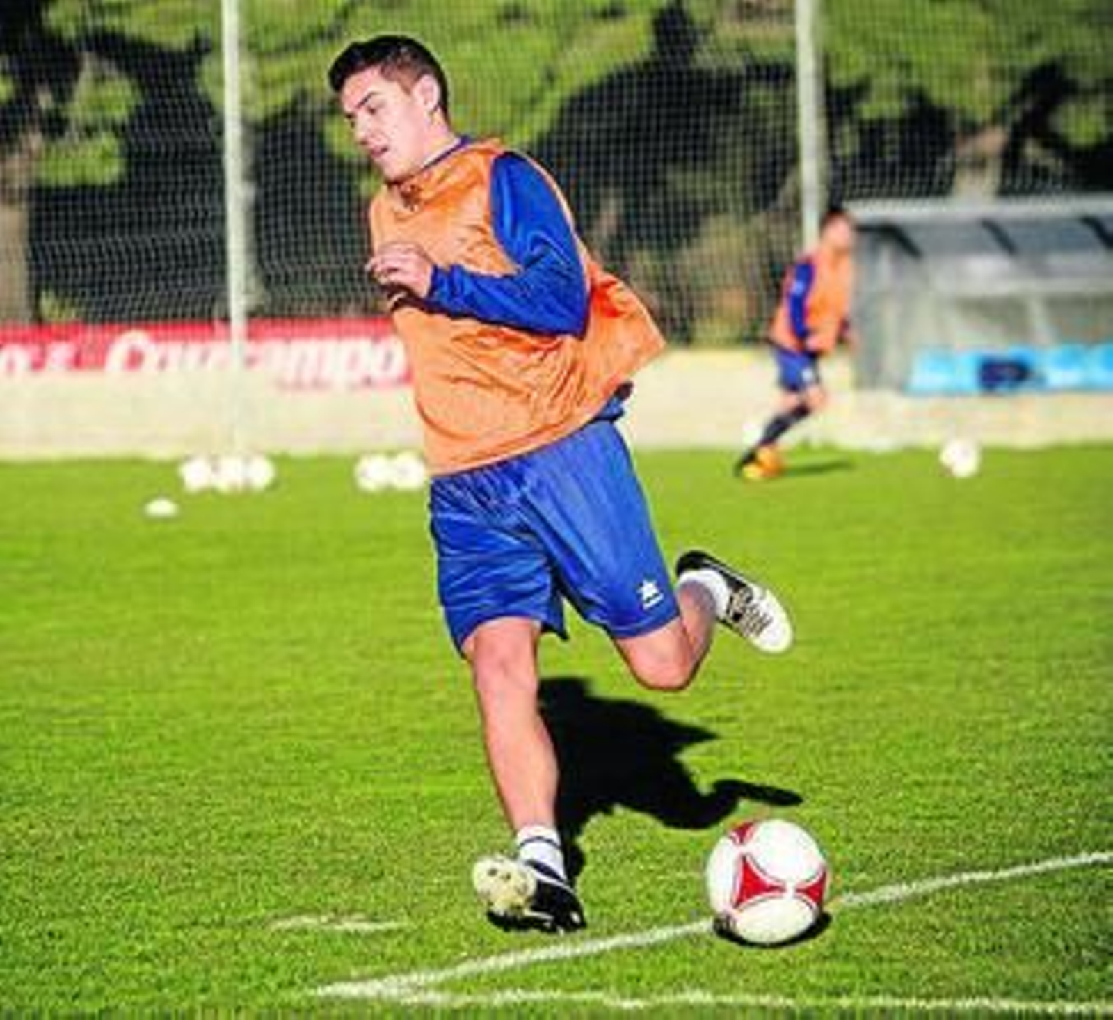 Josete trata de golpear un balón con su pierna izquierda.