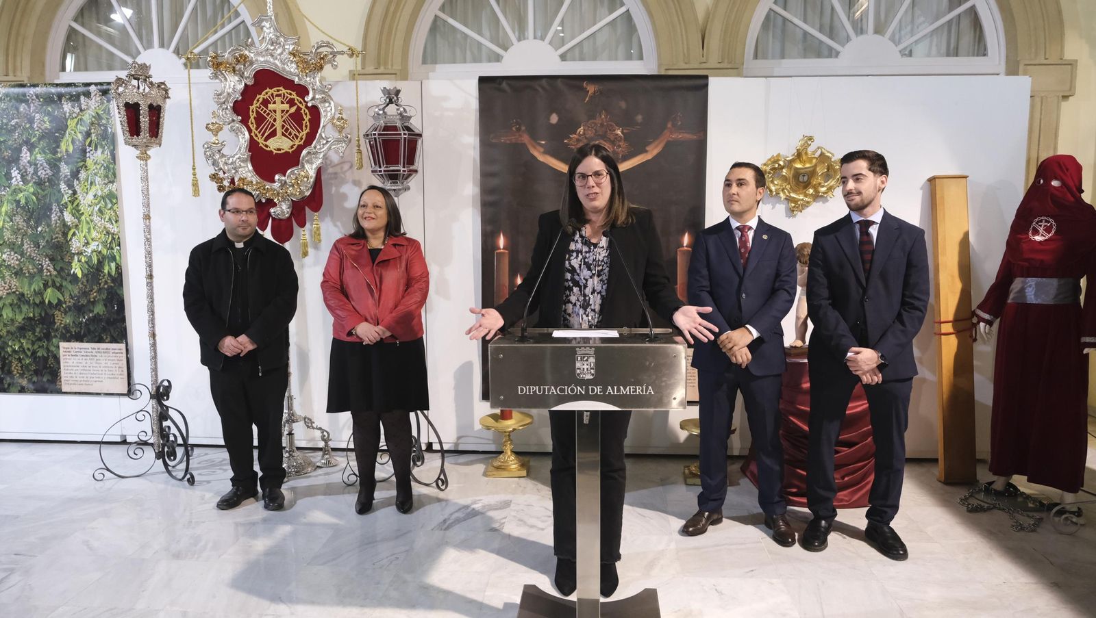 Fotos de la exposición de la Cofradía del Perdón y los Afligidos de Vélez Rubio en la Diputación de Almería