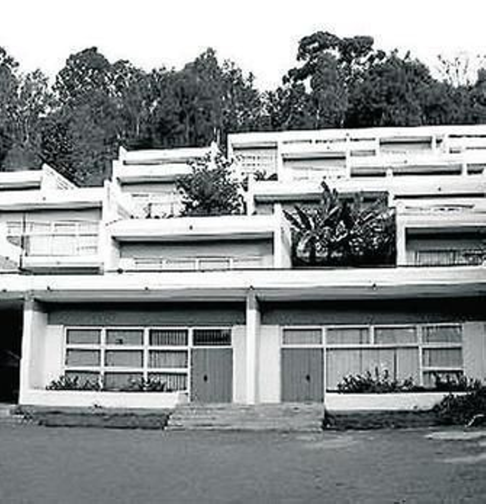 Fachada del colegio construido en los años 60.