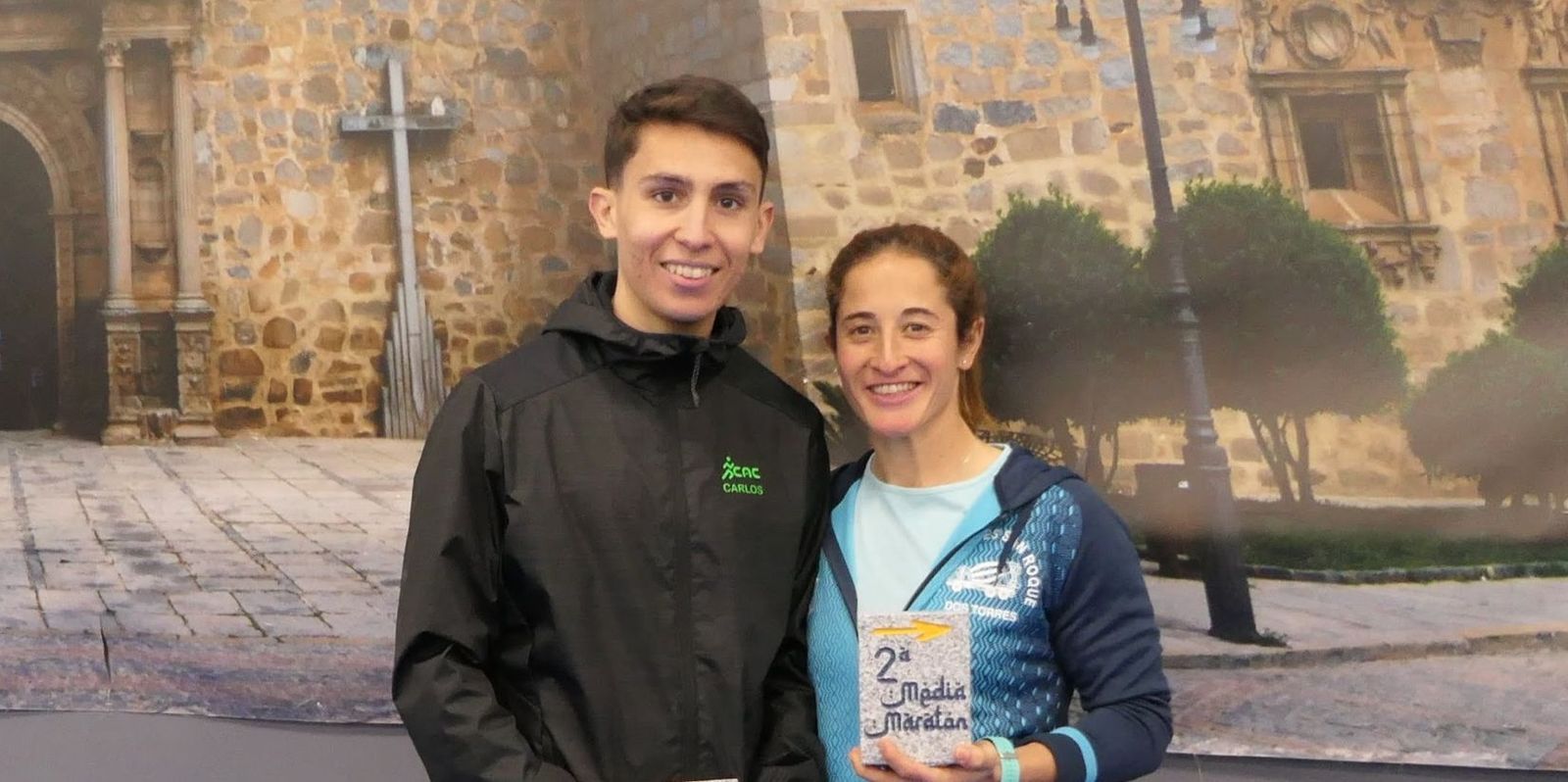 Carlos Barbero y Nazaret González posan tras su victoria en Hinojosa del Duque.