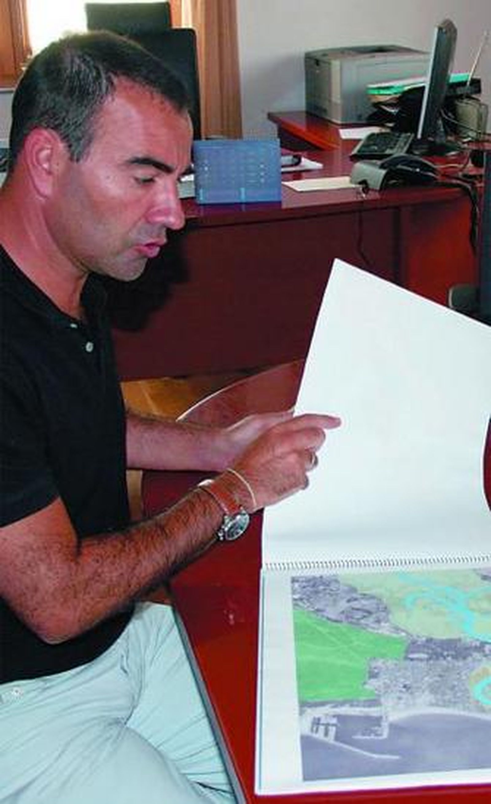 El alcalde de Barbate, mostrando a este diario los planos.