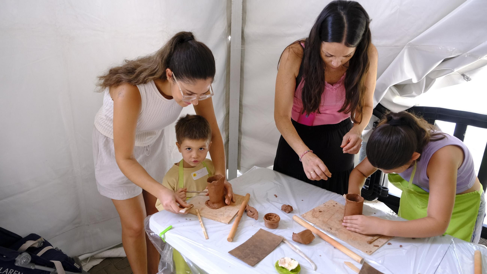 Las imágenes de los talleres familiares de cerámica en la Feria de Almería 2025