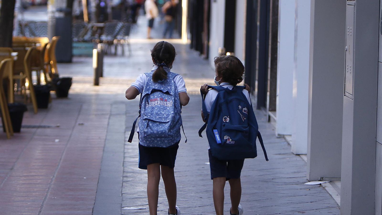Dos niños caminan por una calle a la salida del colegio, en una imagen de archivo.