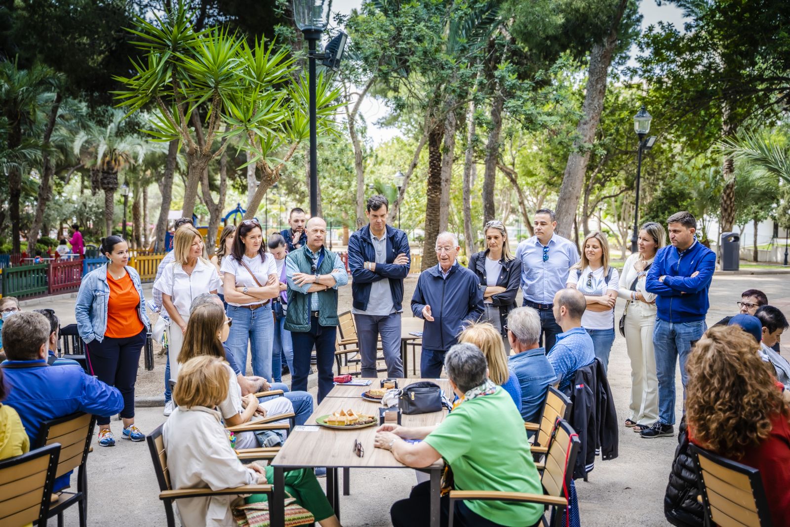 Encuentro con vecinos en el Parque Andrés Segovia de Aguadulce.