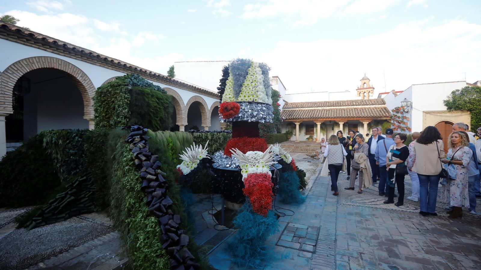 Un grupo de personas observa la creación de la artista coreana Ha II Hwa en Viana.
