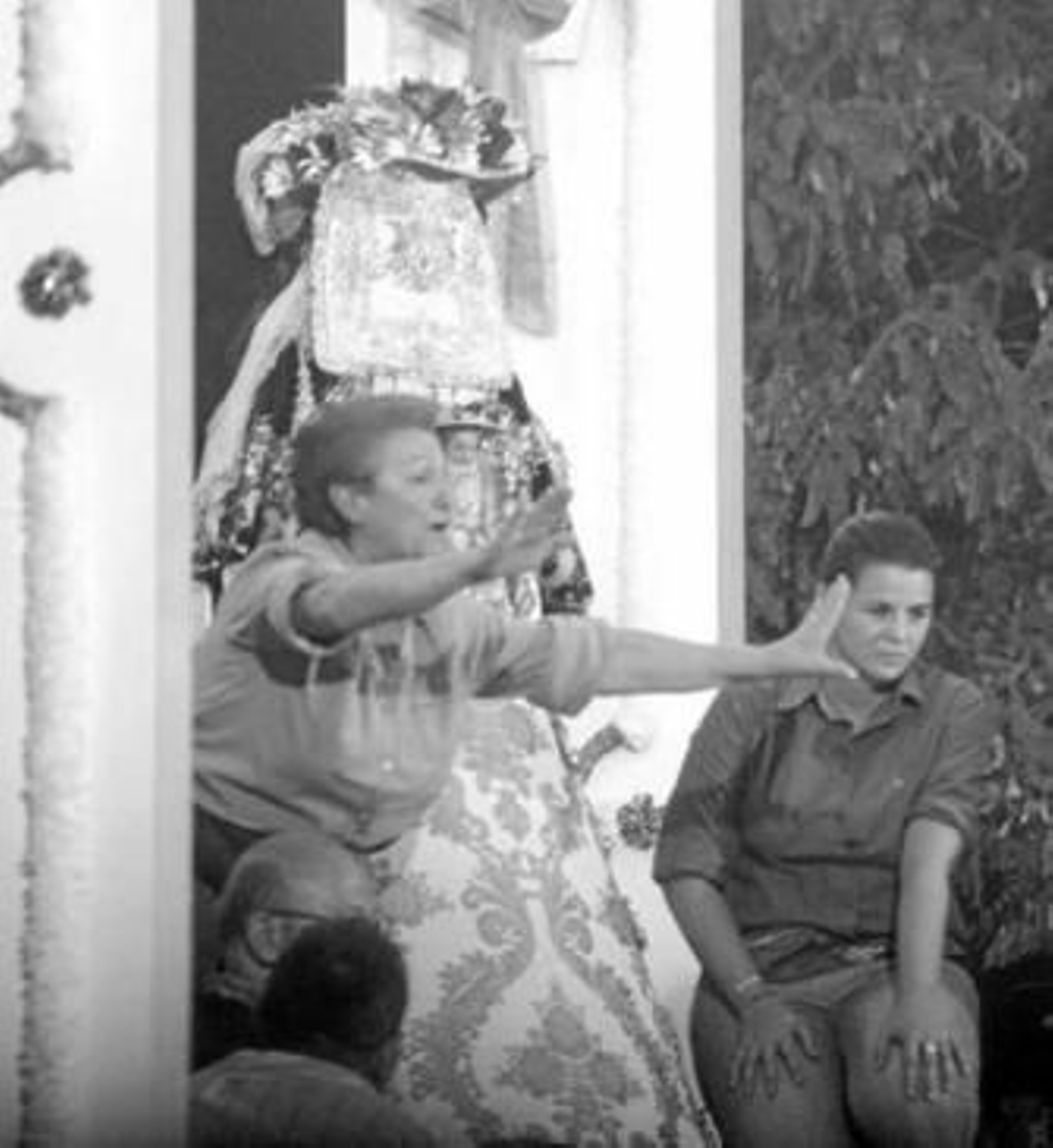 Las camaristas, instantes antes de descubrir el rostro de la Virgen.