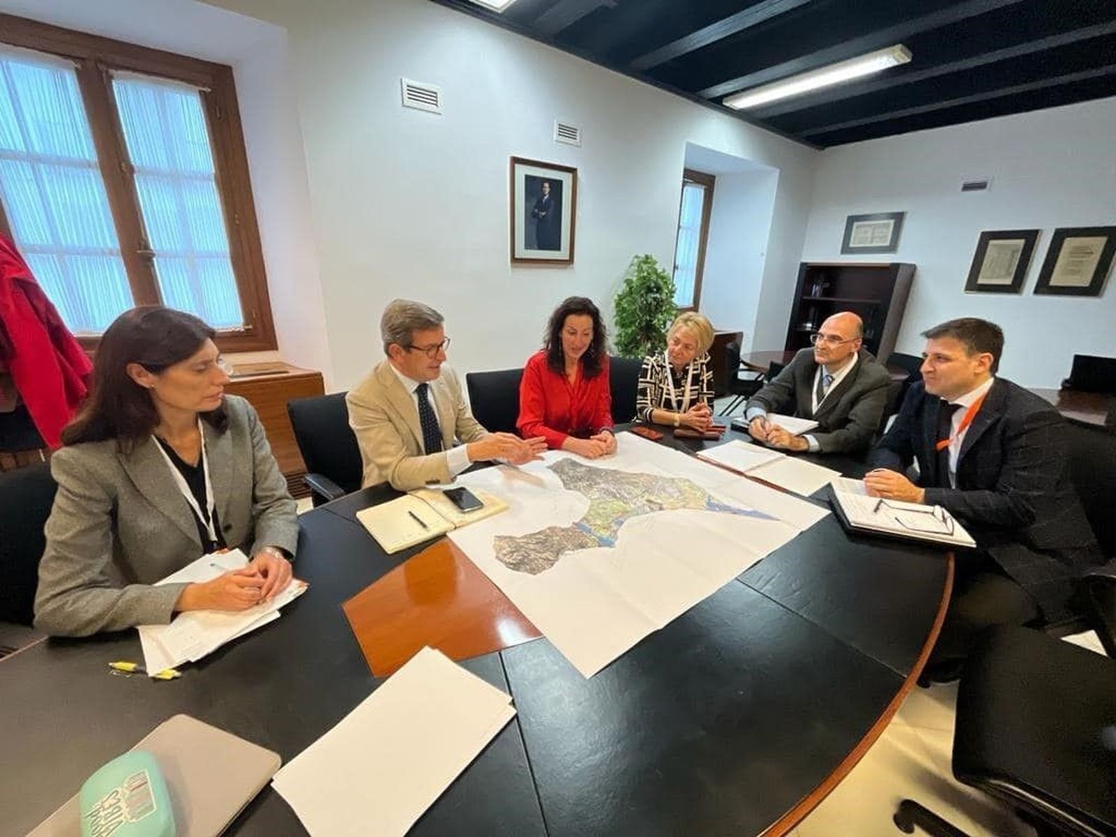 Reunión de la alcaldesa con el consejero de Industria en Sevilla.