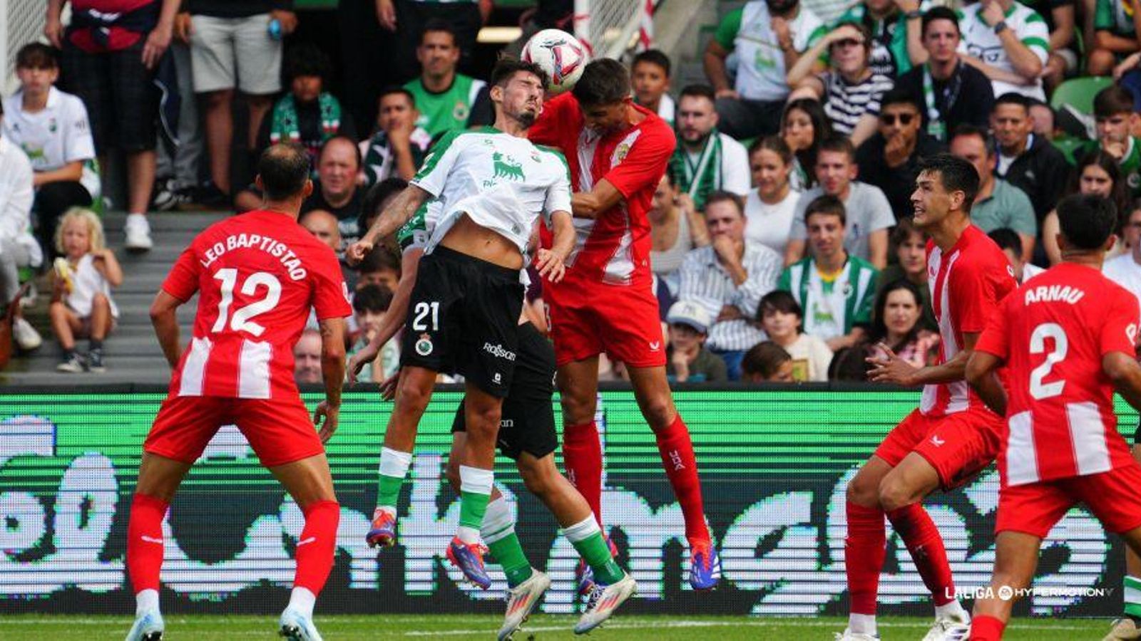 Edgar despeja un balón de cabeza en una disputa aérea en una acción a balón parado.