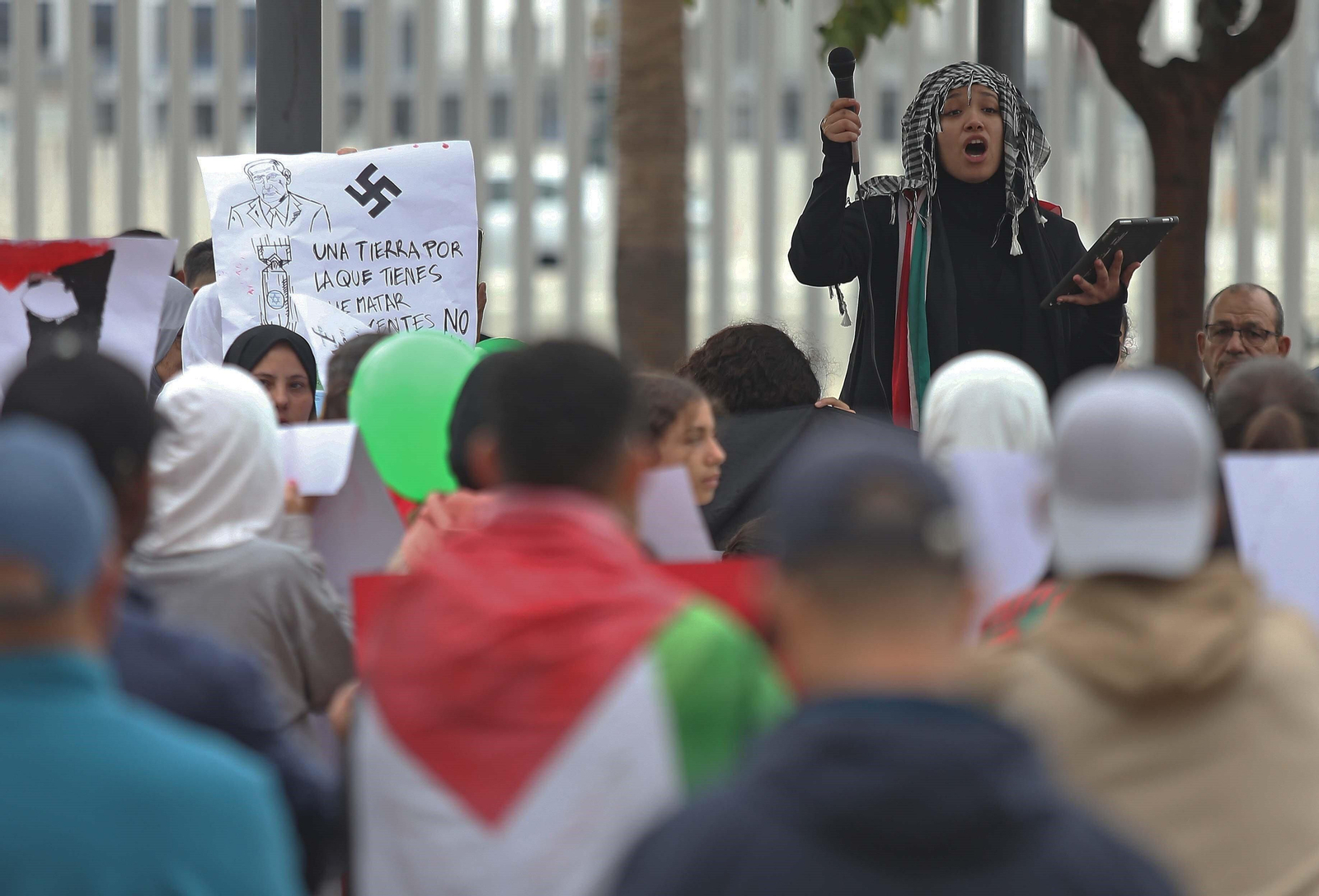 Amina Belfakih, durante su intervención el pasado domingo en la concentración celebrada en Algeciras en favor del pueblo Palestino. Amina Belfakih, durante su intervención el pasado domingo en la concentración celebrada en Algeciras en favor del pueblo Palestino.