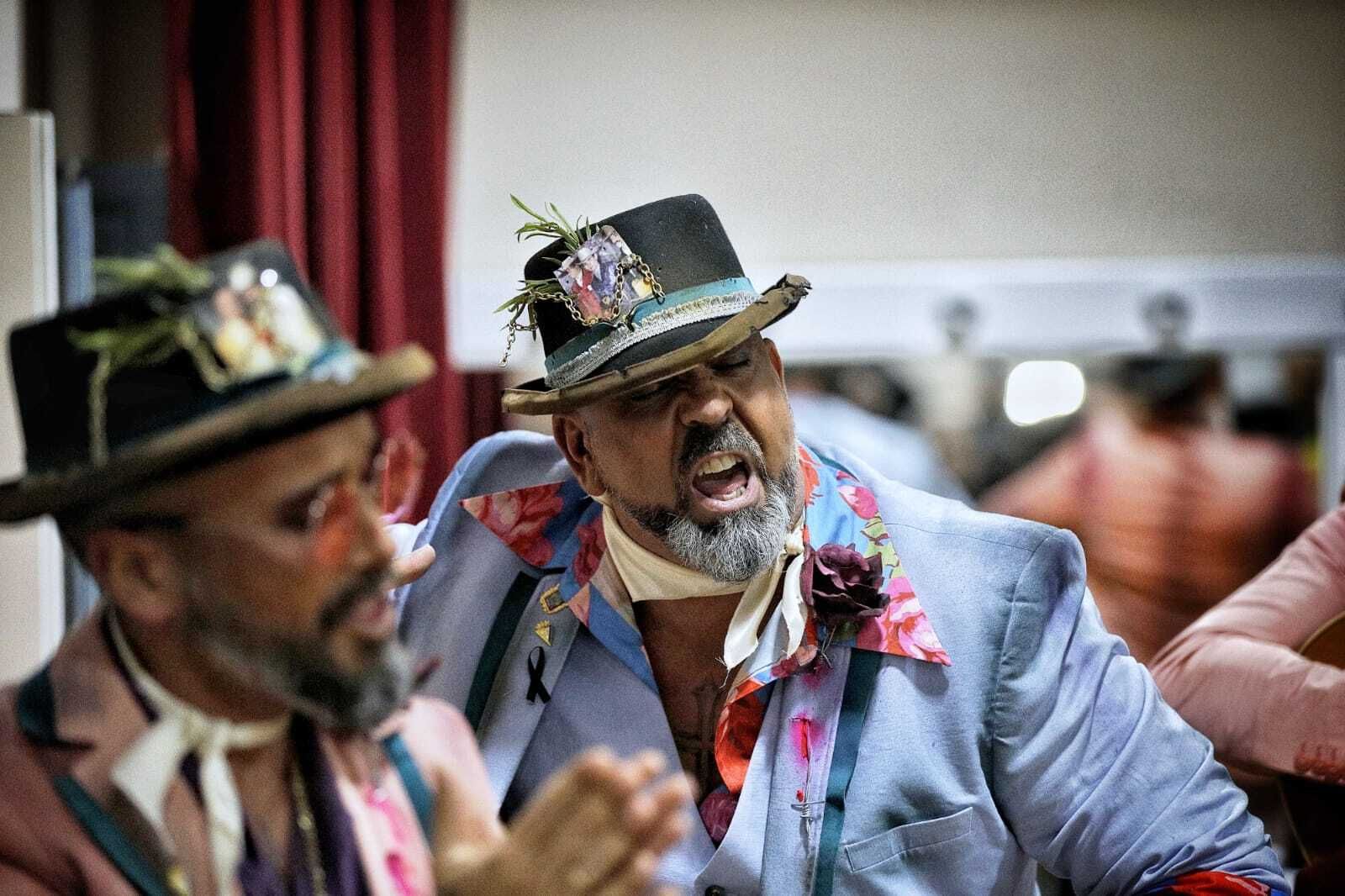 Vicente Lázaro 'Lali' calentando voces en los camerinos.