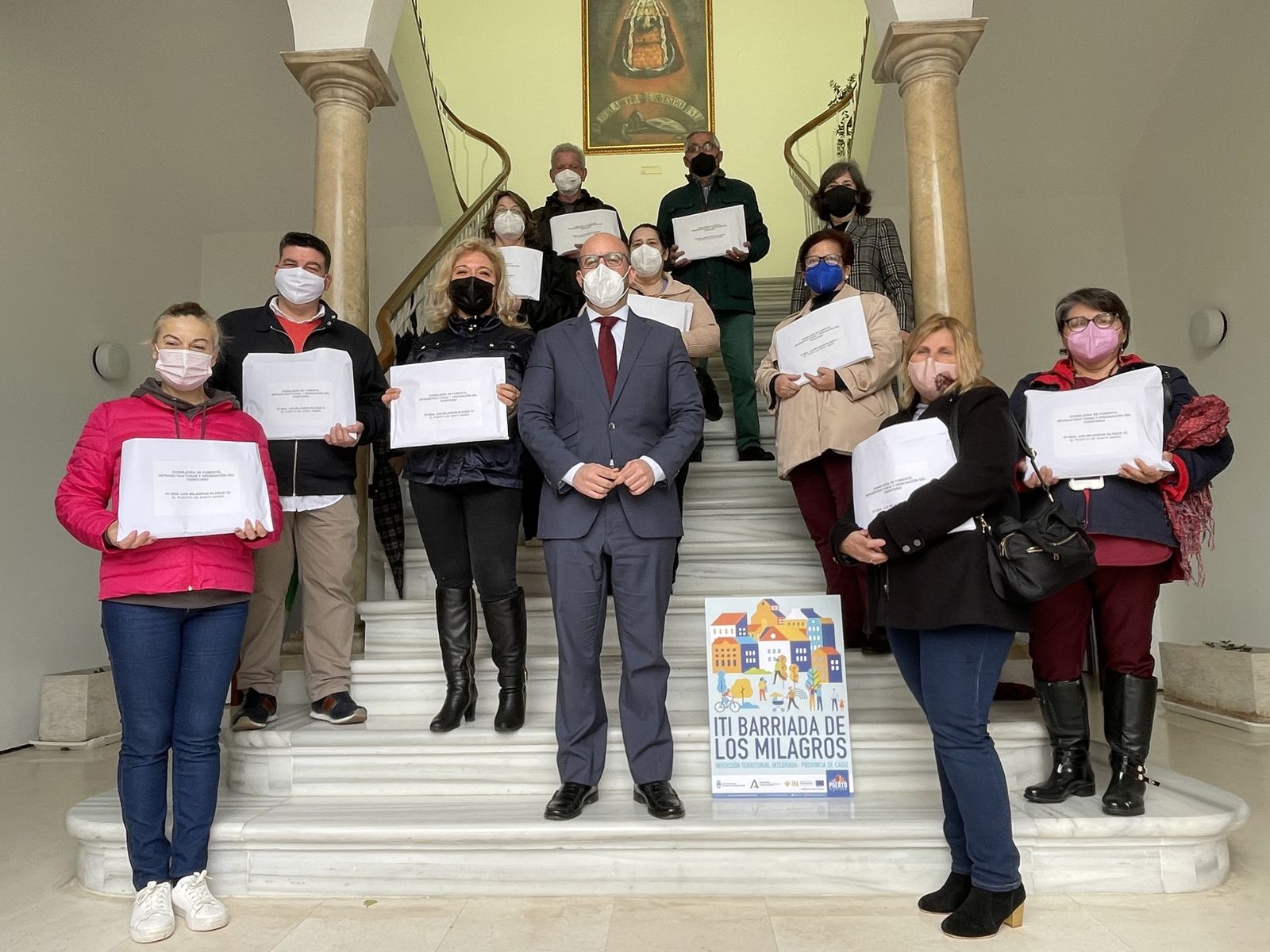 Los representantes de las comunidades de propietarios de la barriada Los Milagros, con el alcalde Germán Beardo.
