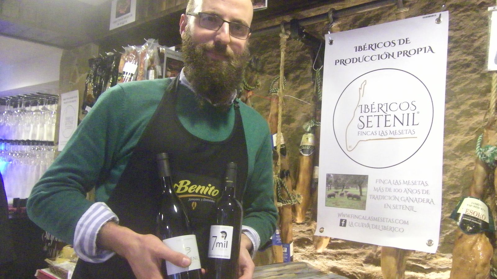 Daniel Camacho con sus vinos en Cueva del Ibérico