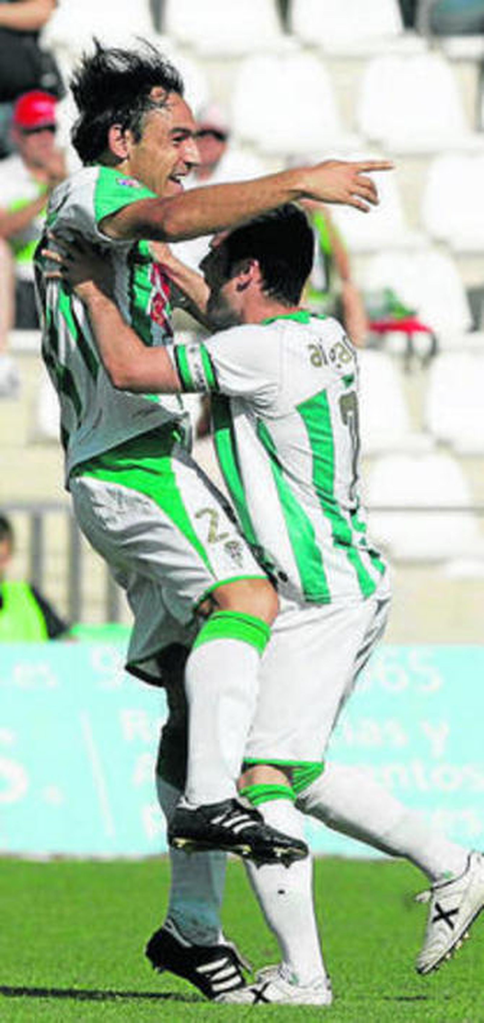Jugadores del Córdoba celebran un gol.
