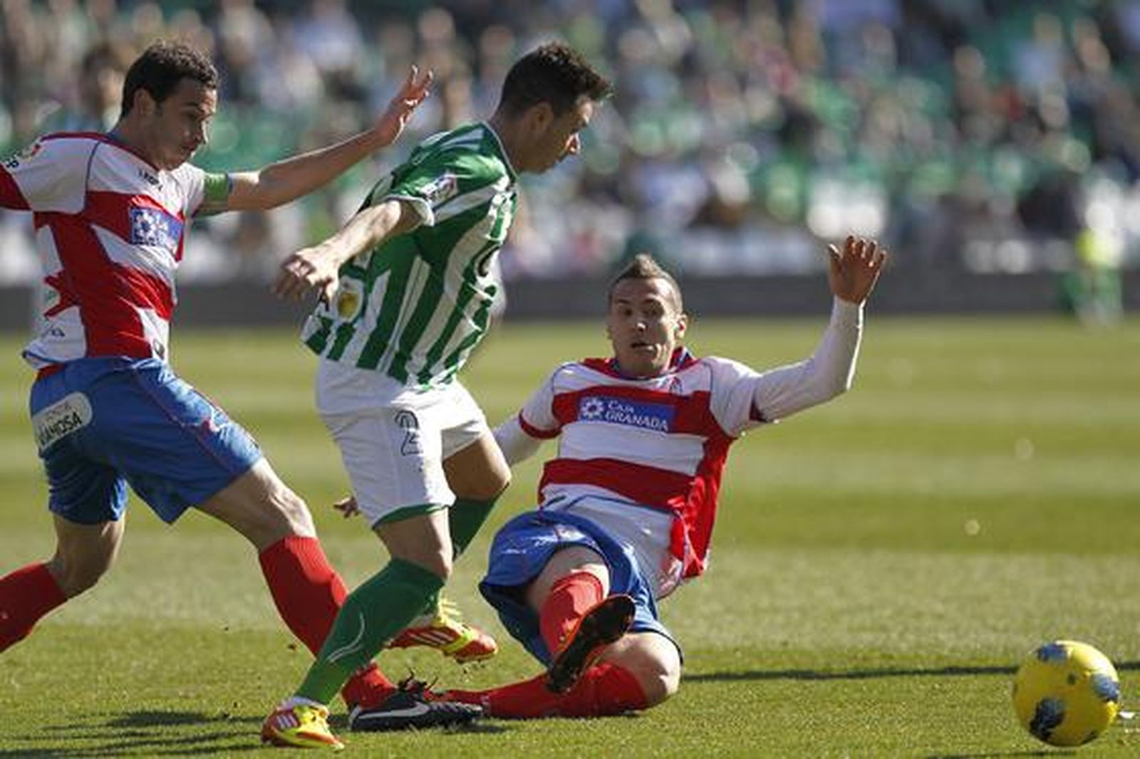 El Granada aprovecha el empuje del nuevo entrenador para vencer al Betis, que realizó una mala primera parte.

Foto: Antonio Pizarro