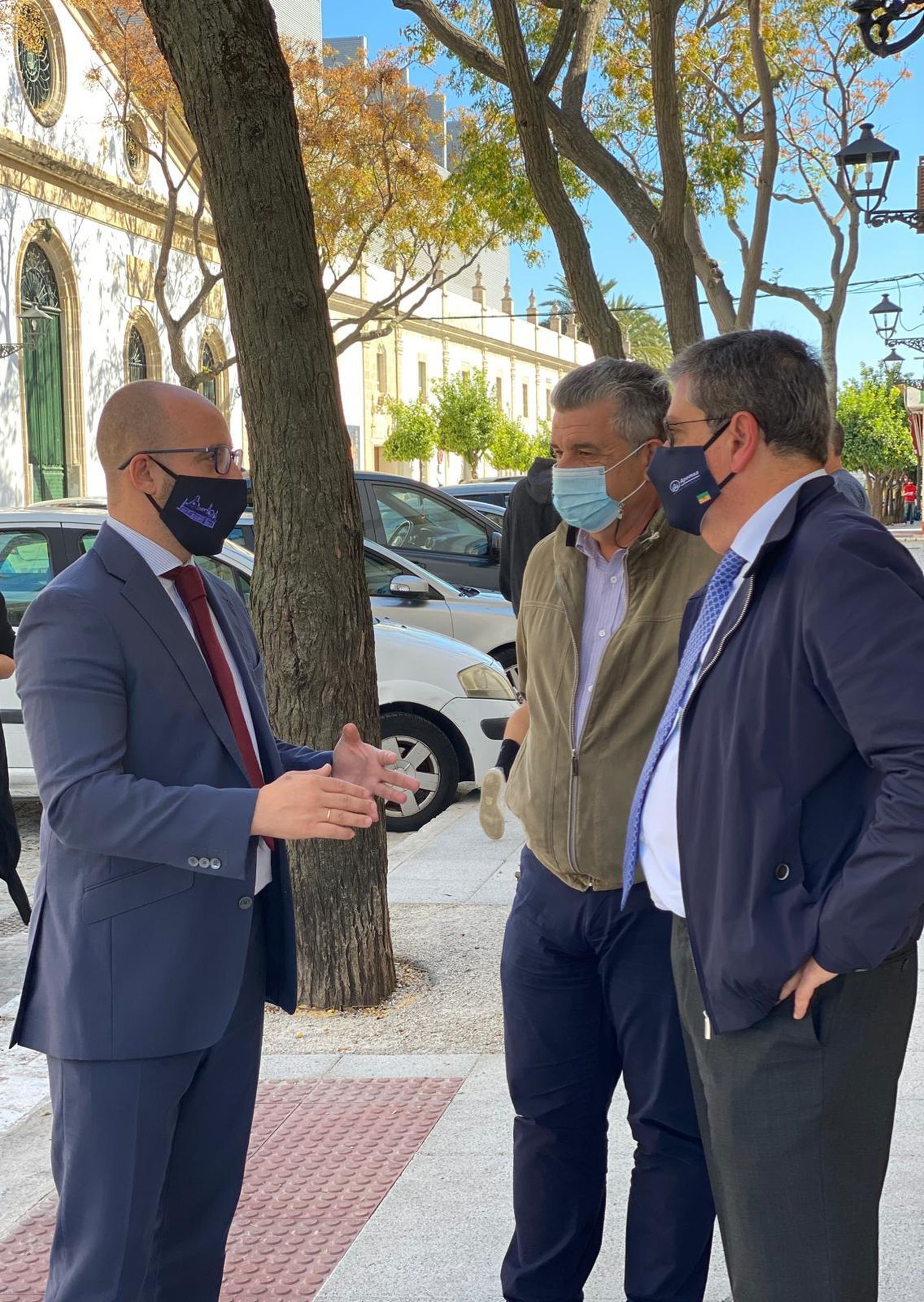 El alcalde y el gerente de Apemsa, durante la visita.