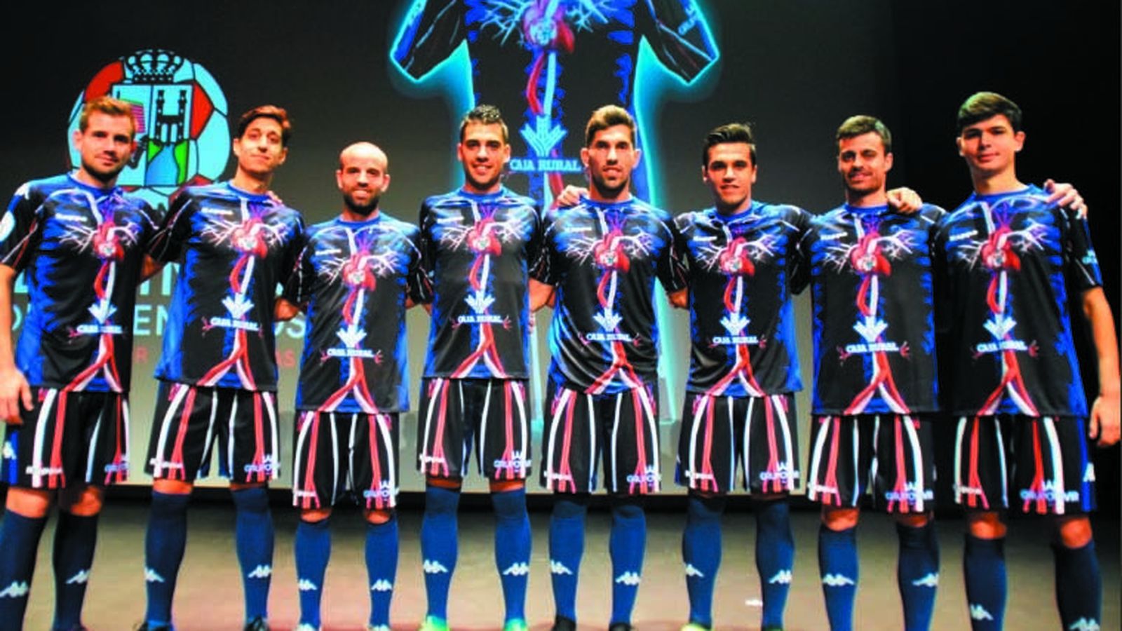 Los jugadores posan con el traje del Zamora CF