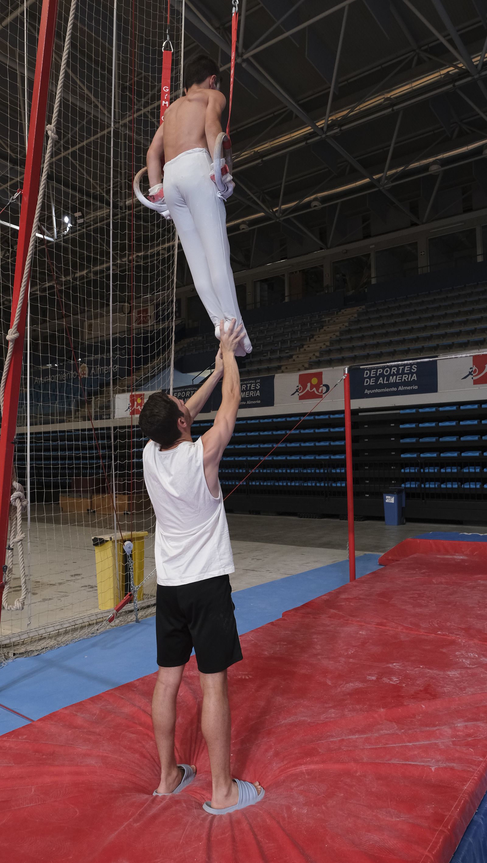 Imágenes de los entrenamientos de los gimnastas almerienses