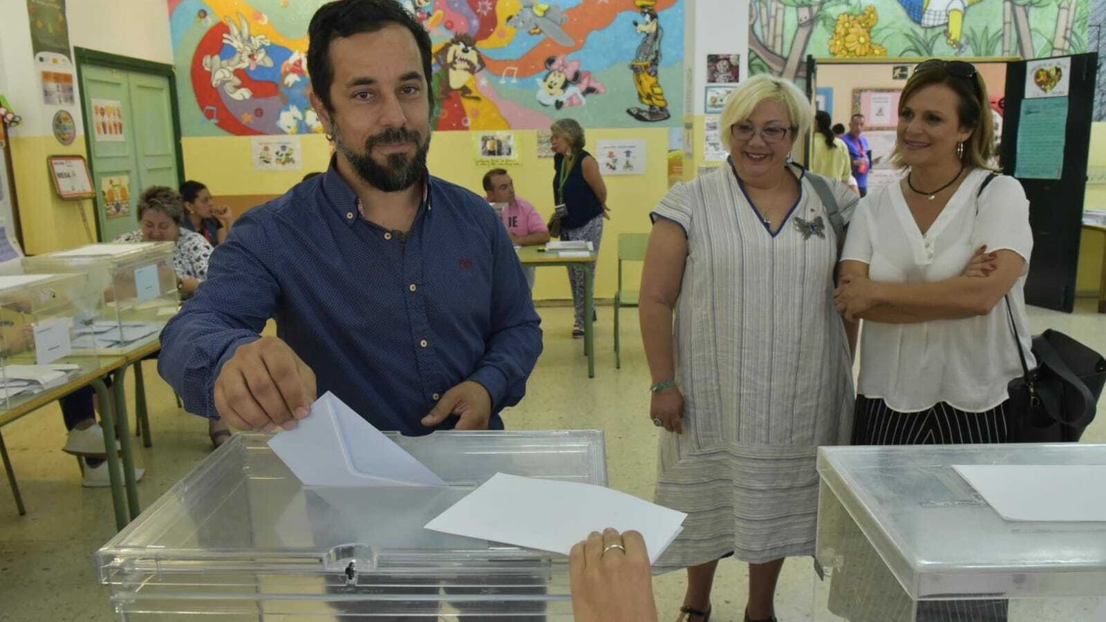 Jesús Amador ha votado en el colegio Onuba.