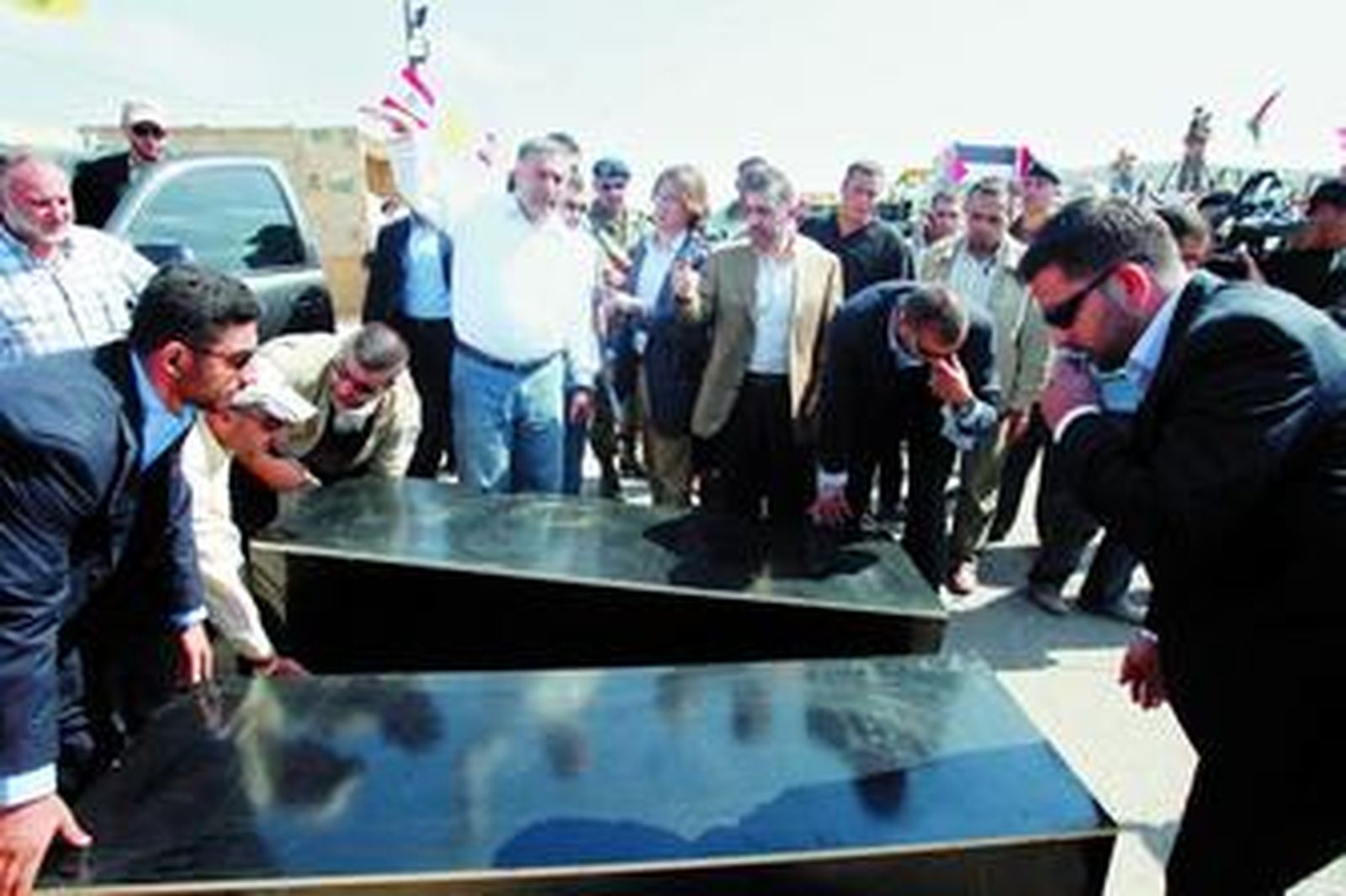 Miembros de Hezbolá entregan los cuerpos de los militares israelíes a la Cruz Roja.