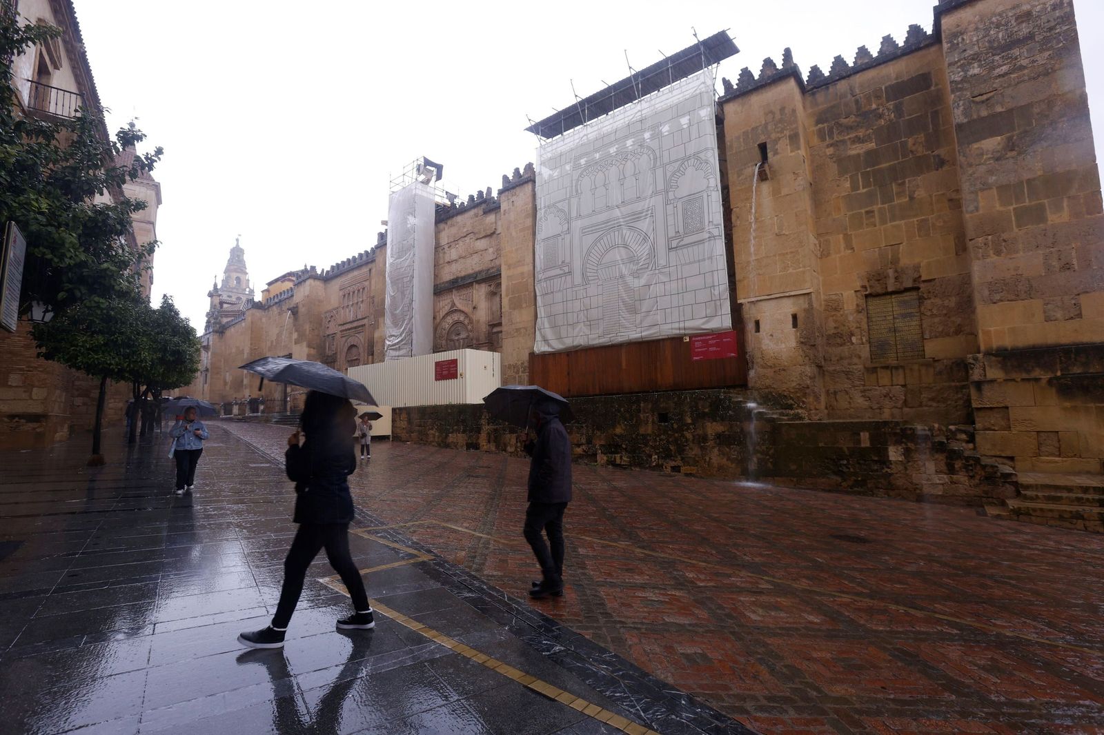El Patio de los Naranjos de la Mezquita-Catedral por la borrasca Leonardo, en imágenes